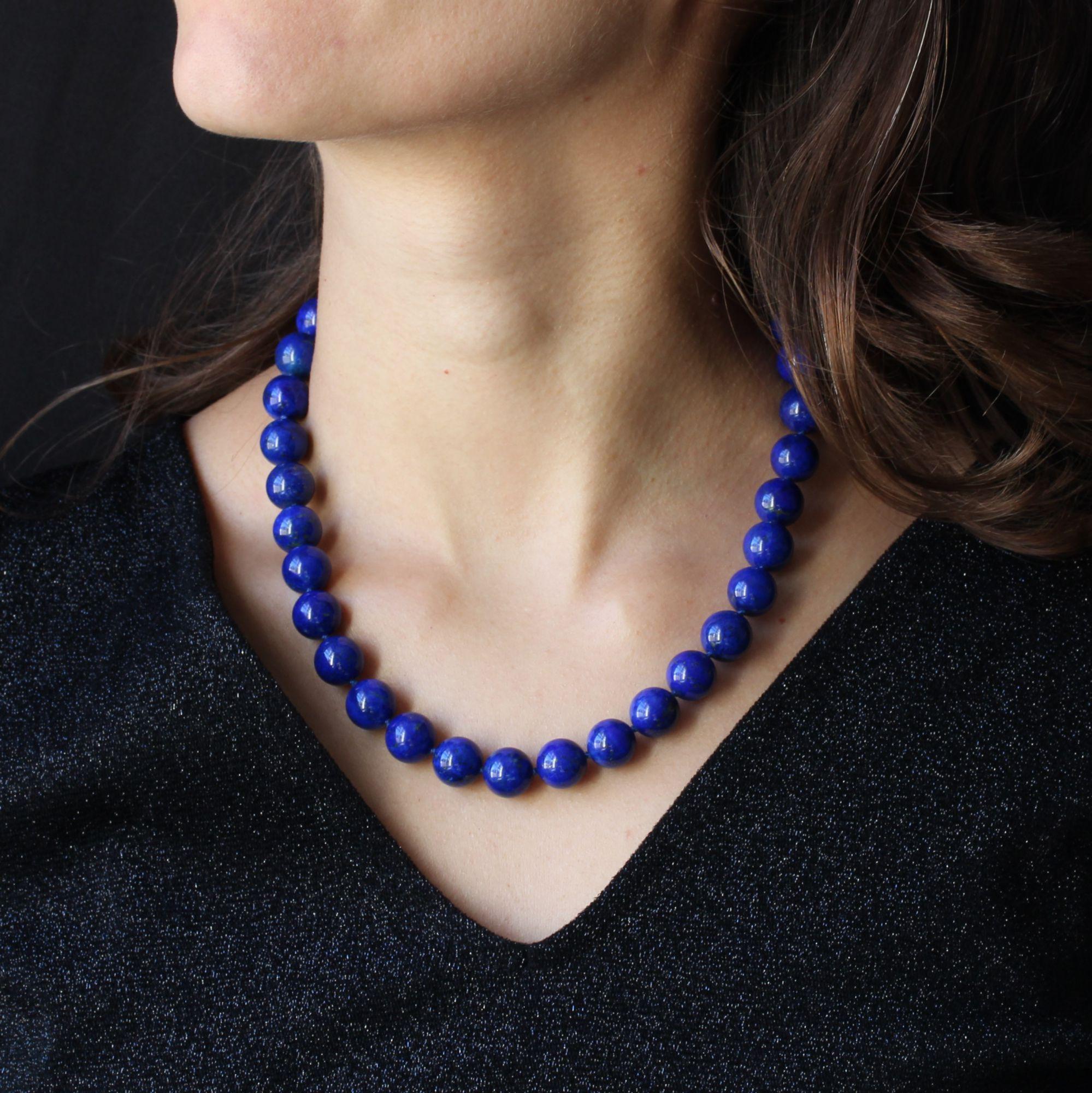 Baume Creation - Unique piece.
Choker necklace made of large round lapis lazuli pearls.
The hanging system is an imposing spring ring in 18 karat yellow gold, chiseled on both sides.
Length : 47 cm, diameter of the pearls : 12 mm