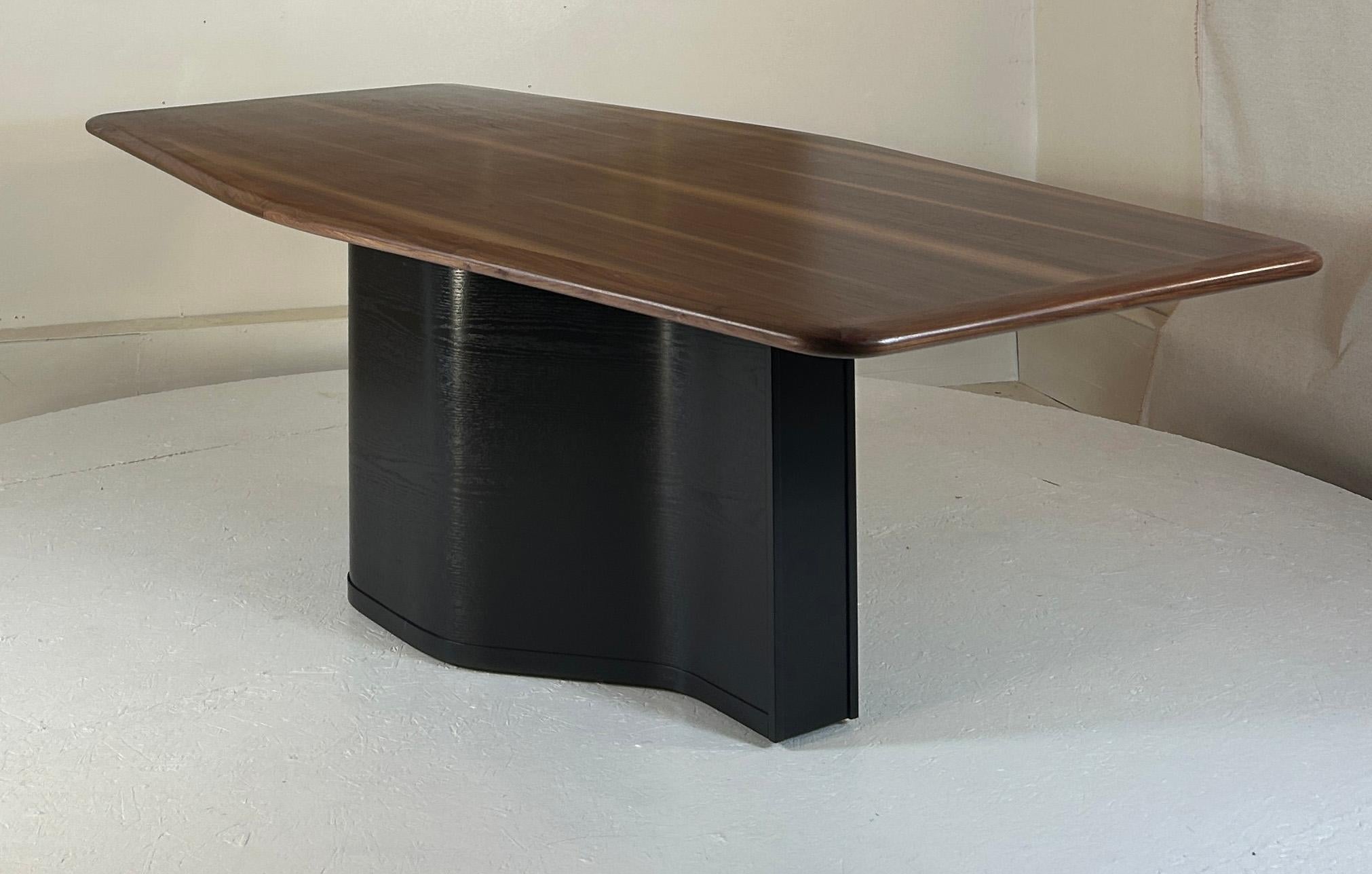 Modern Large 8-Seater boat shaped one of a kind table In Excellent Condition For Sale In South Charleston, WV