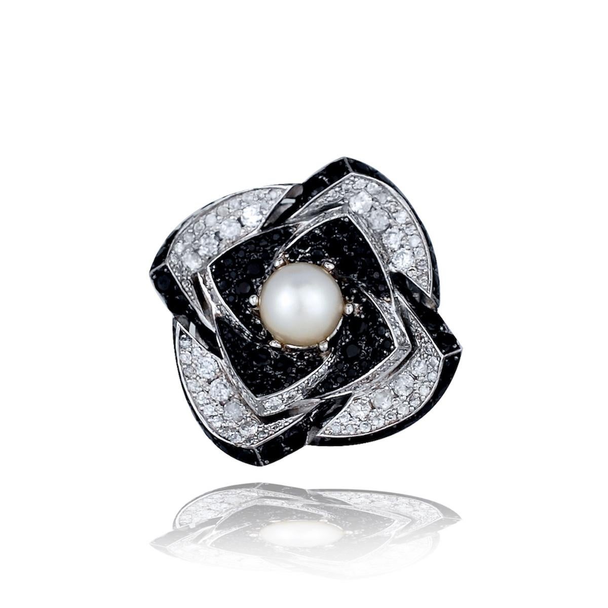 Round Cut Black and Diamond Ring with Spinel and Pearl 9 Carats Total  For Sale