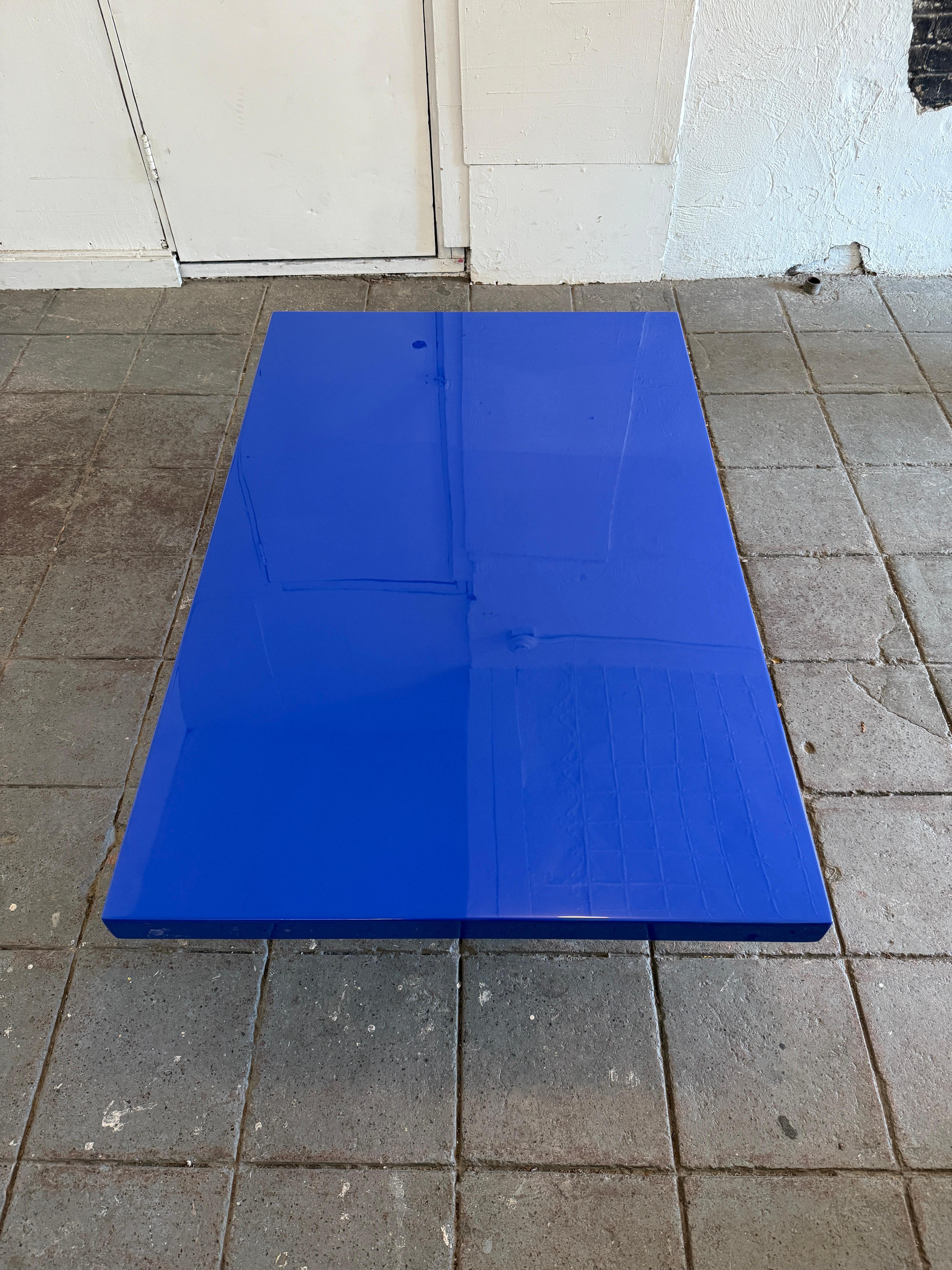Modern large low bright blue high gloss lacquer coffee table with brass legs In Good Condition In BROOKLYN, NY