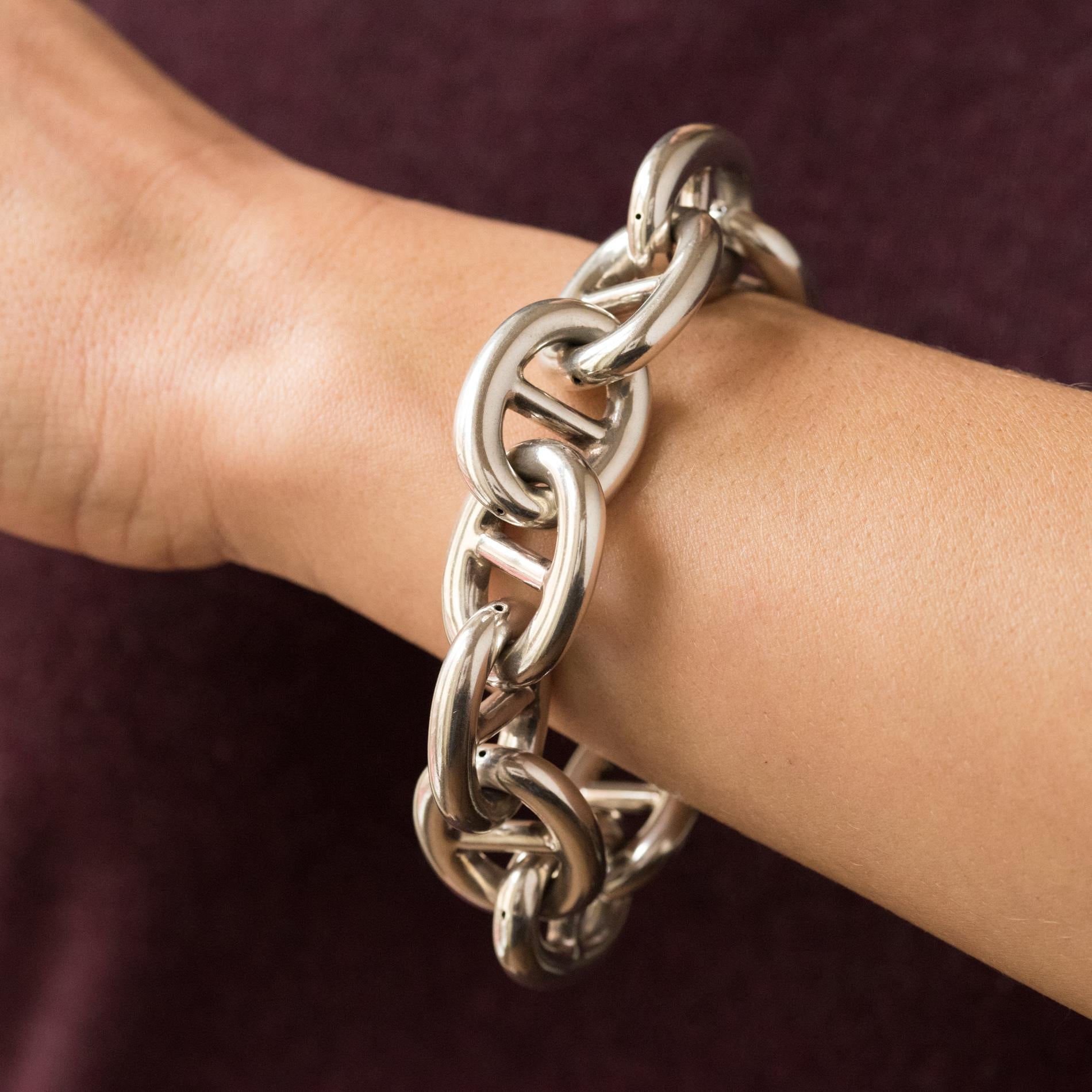Bracelet in silver, Minerva hallmark.
This gourmet bracelet consists of an oval navy mesh. The clasp system is keyboard.
Length: 22 cm, width: 21.6 mm, thickness: 4.8 mm.
Total weight of the jewel: 56 g approximately.
Modern second- hand jewelry -