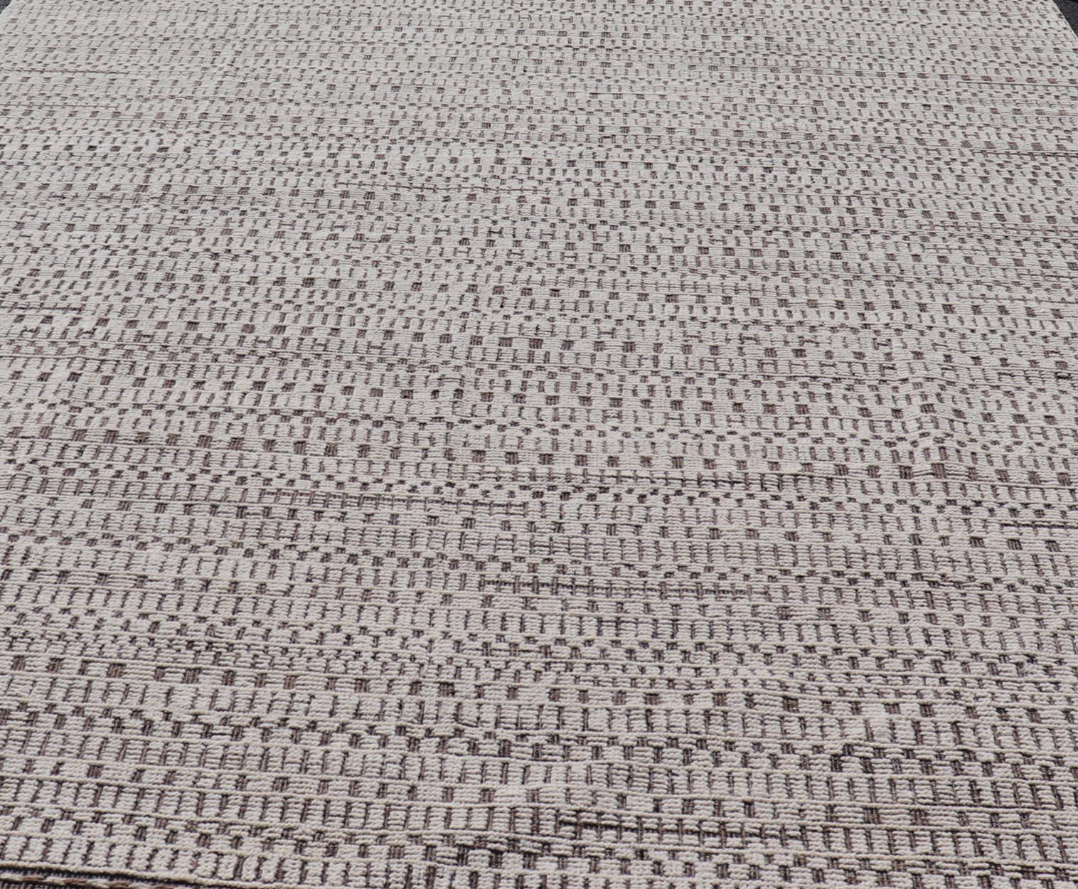 Alfombra grande moderna de lana con diseño geométrico en marrón, carbón y marfil. Keivan Woven Arts /alfombra MSE-12550, país de origen / tipo: Afganistán / Moderno Casual, hacia principios del siglo XXI.
Medidas: 9'10 x 14'0 
Esta alfombra moderna