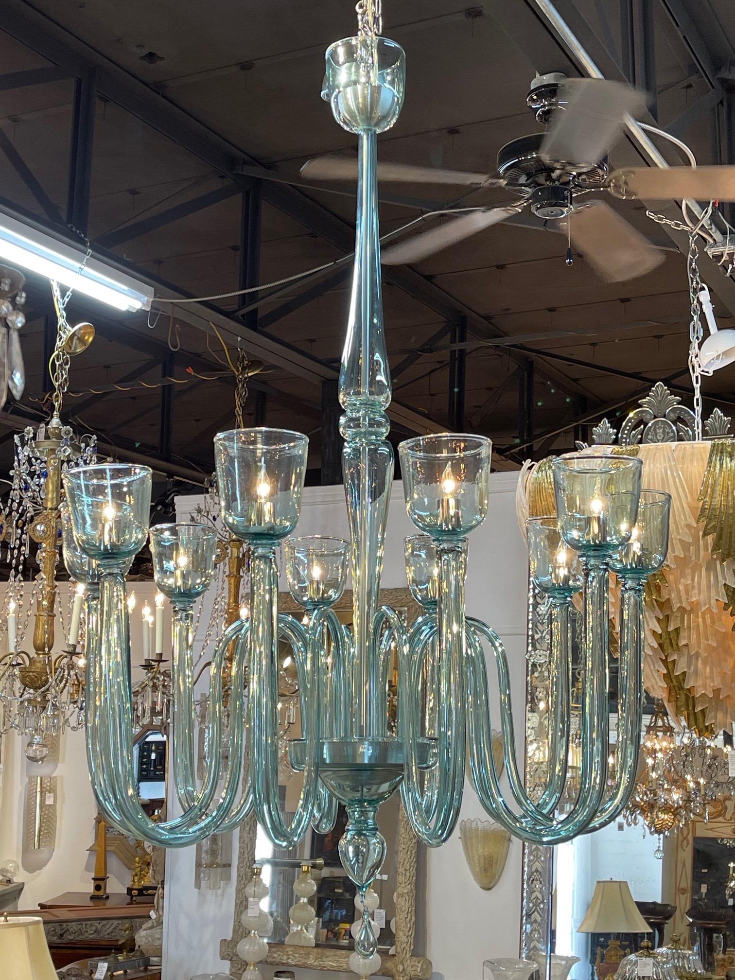 Favoloso lampadario moderno di grandi dimensioni in vetro di Murano blu chiaro con 10 bracci. Una bellezza scintillante che ha un impatto reale. Una vera opera d'arte!