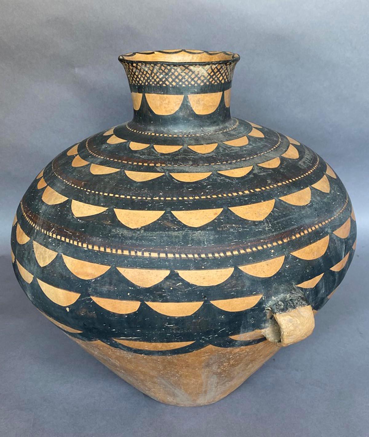 Moderne, großformatige Keramiktöpfe im neolithischen Stil im Angebot 6