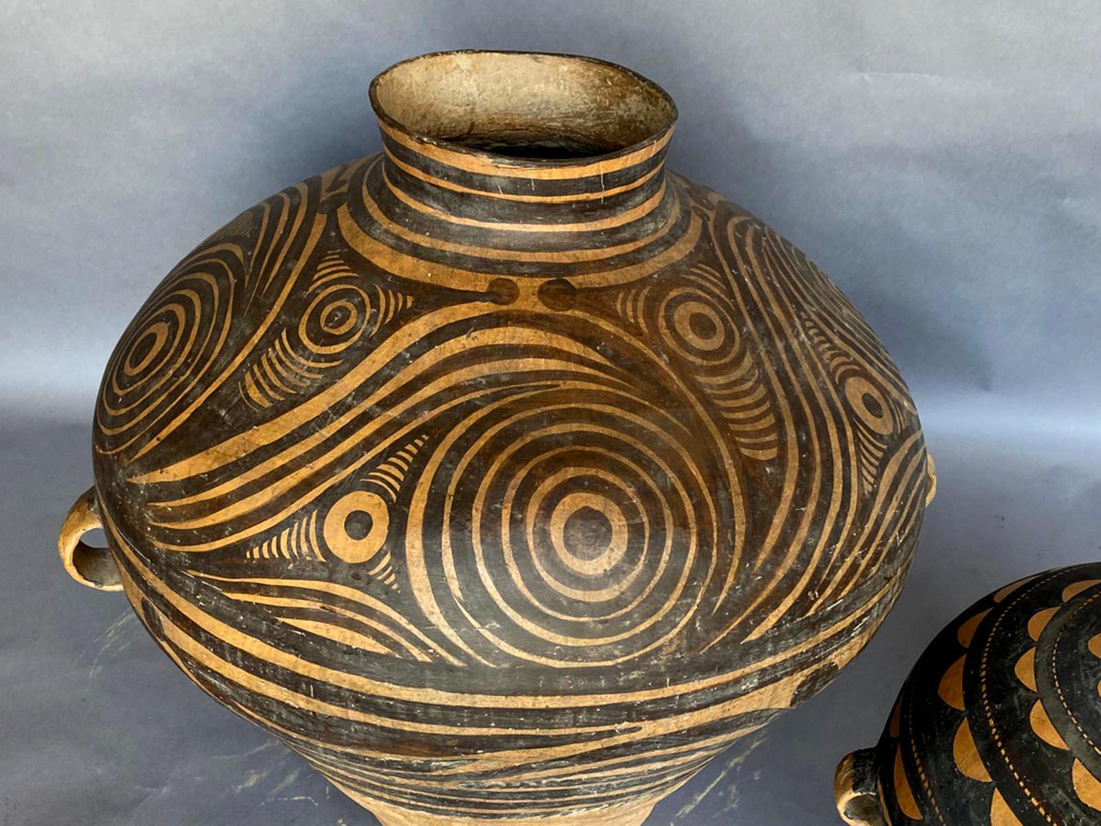 Zwei moderne chinesische Keramikgefäße im neolithischen Stil. Separat verkauft. Großer Topf hat einen kleinen Haarriss am Boden, der repariert wurde. siehe Detailfotos
Links misst 32 T x 29 H und der Listenpreis beträgt $3.250
Rechts misst 22 T x