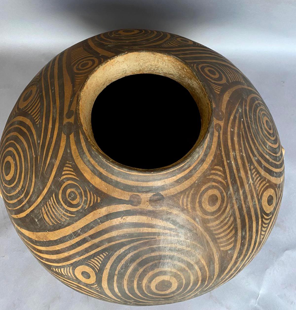Moderne, großformatige Keramiktöpfe im neolithischen Stil im Angebot 1