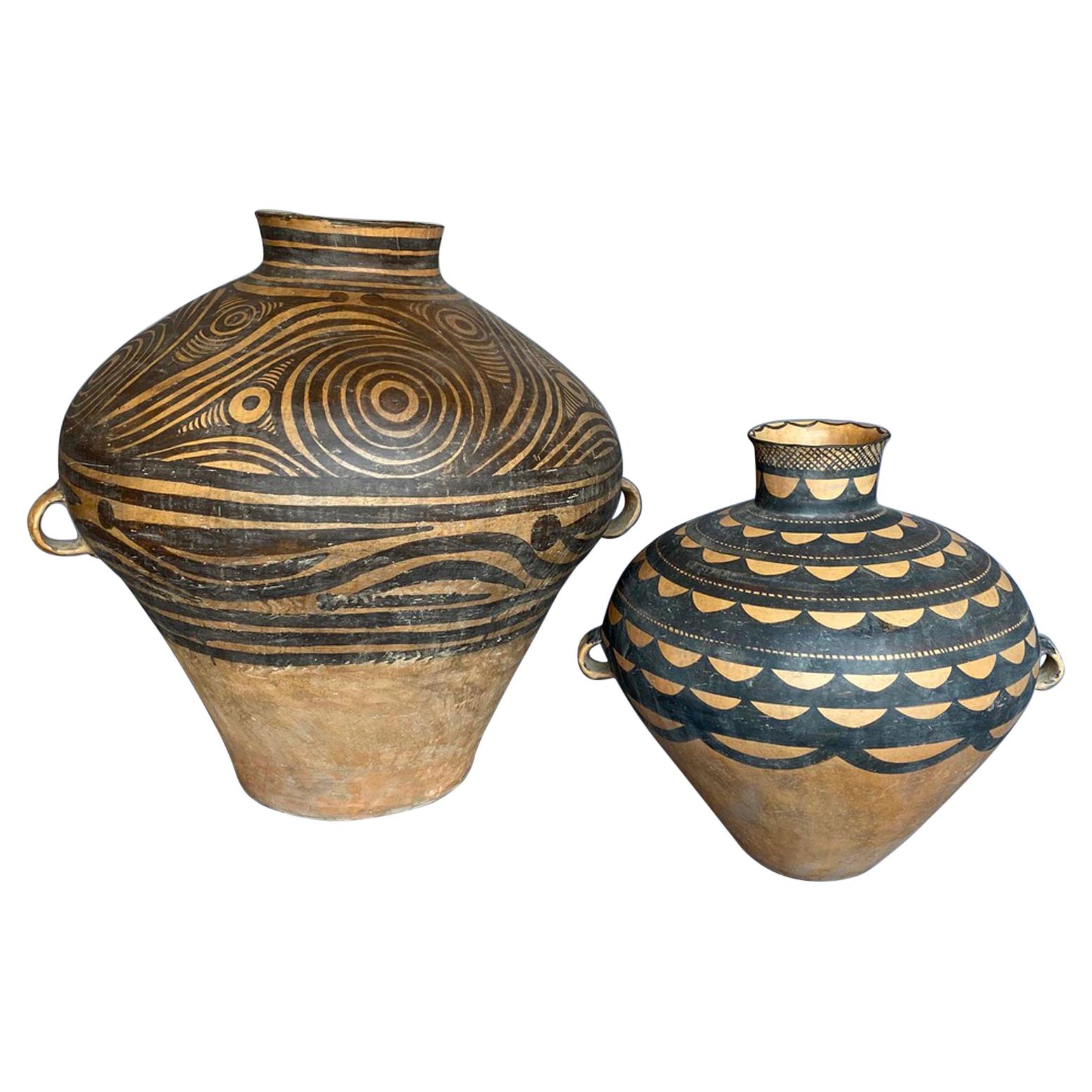 Moderne, großformatige Keramiktöpfe im neolithischen Stil