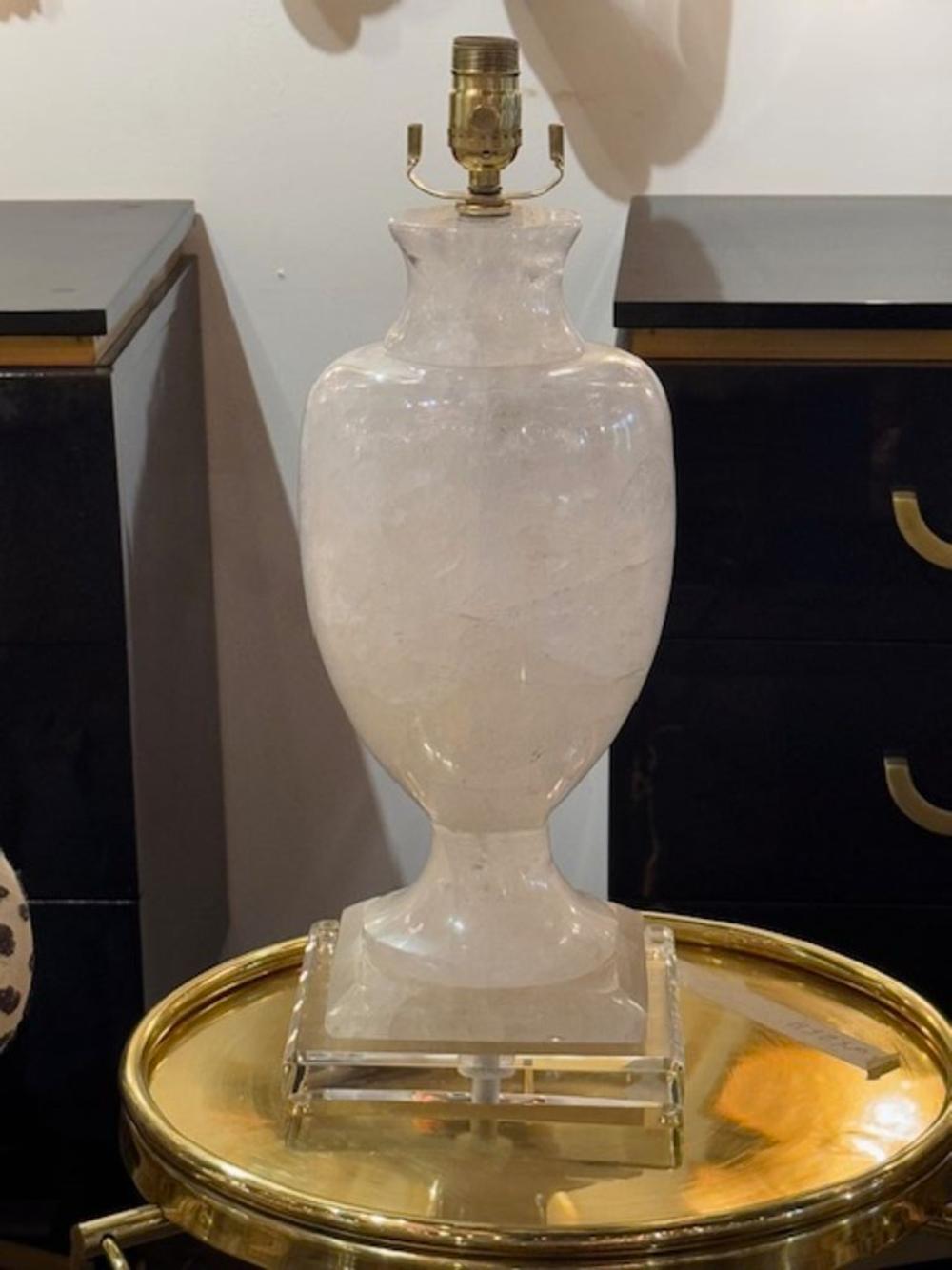 Moderne großformatige Lampe aus poliertem Bergkristall aus Südamerika (Südamerikanisch) im Angebot