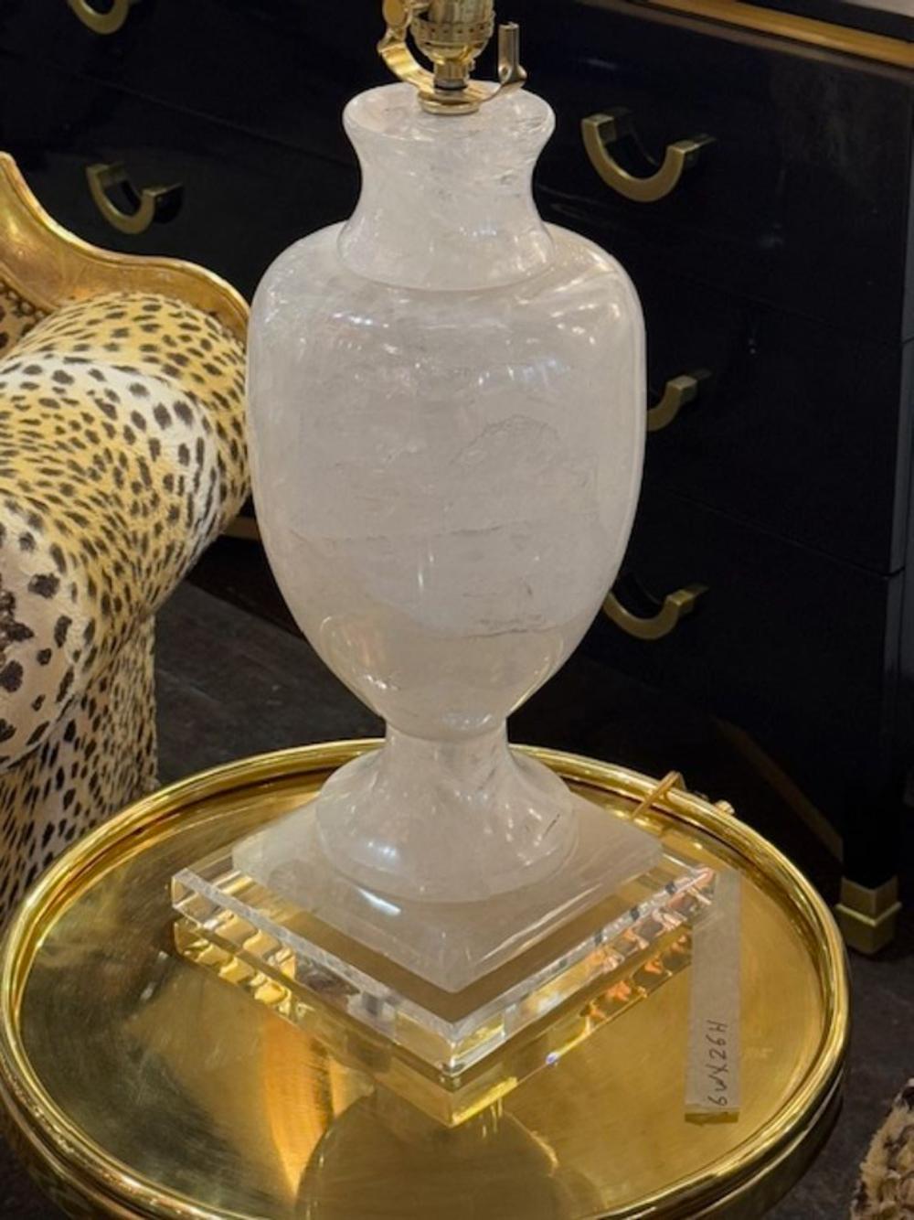 Moderne großformatige Lampe aus poliertem Bergkristall aus Südamerika (21. Jahrhundert und zeitgenössisch) im Angebot