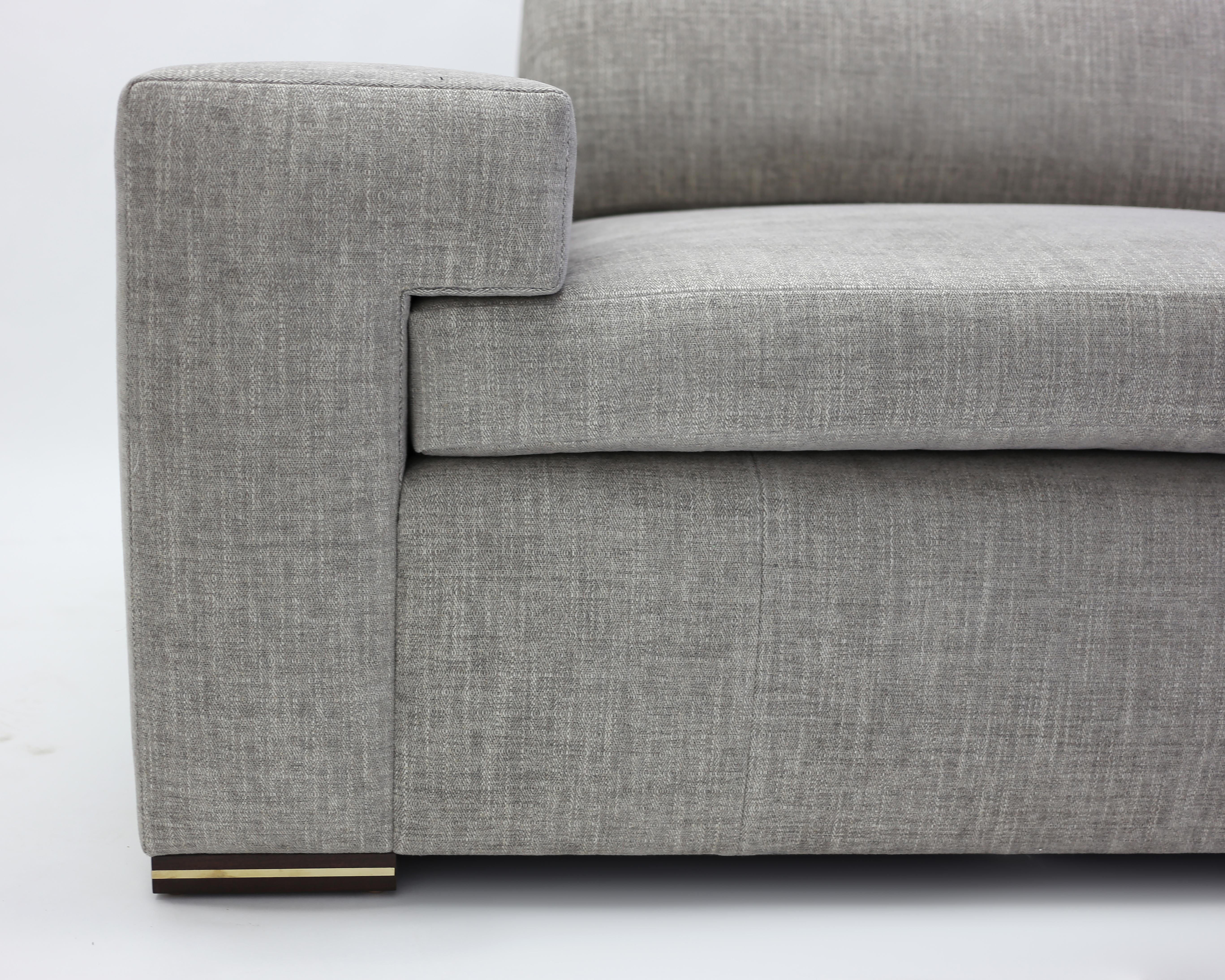 Modernes modernes großes Sofa mit großem Ausziehtisch und Metalldetails auf Holzbeinen (Amerikanische Klassik) im Angebot