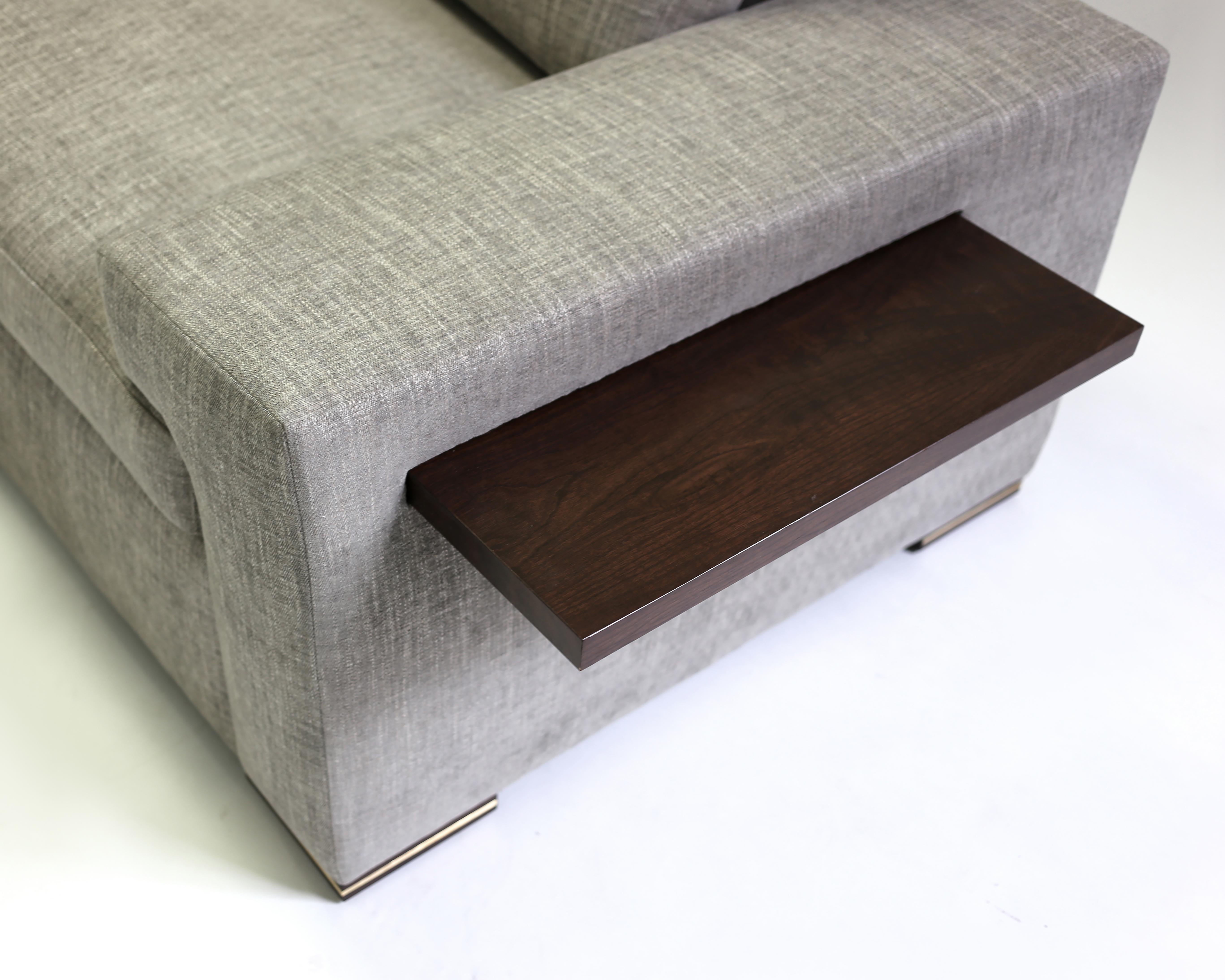 Modernes modernes großes Sofa mit großem Ausziehtisch und Metalldetails auf Holzbeinen (Handgeschnitzt) im Angebot
