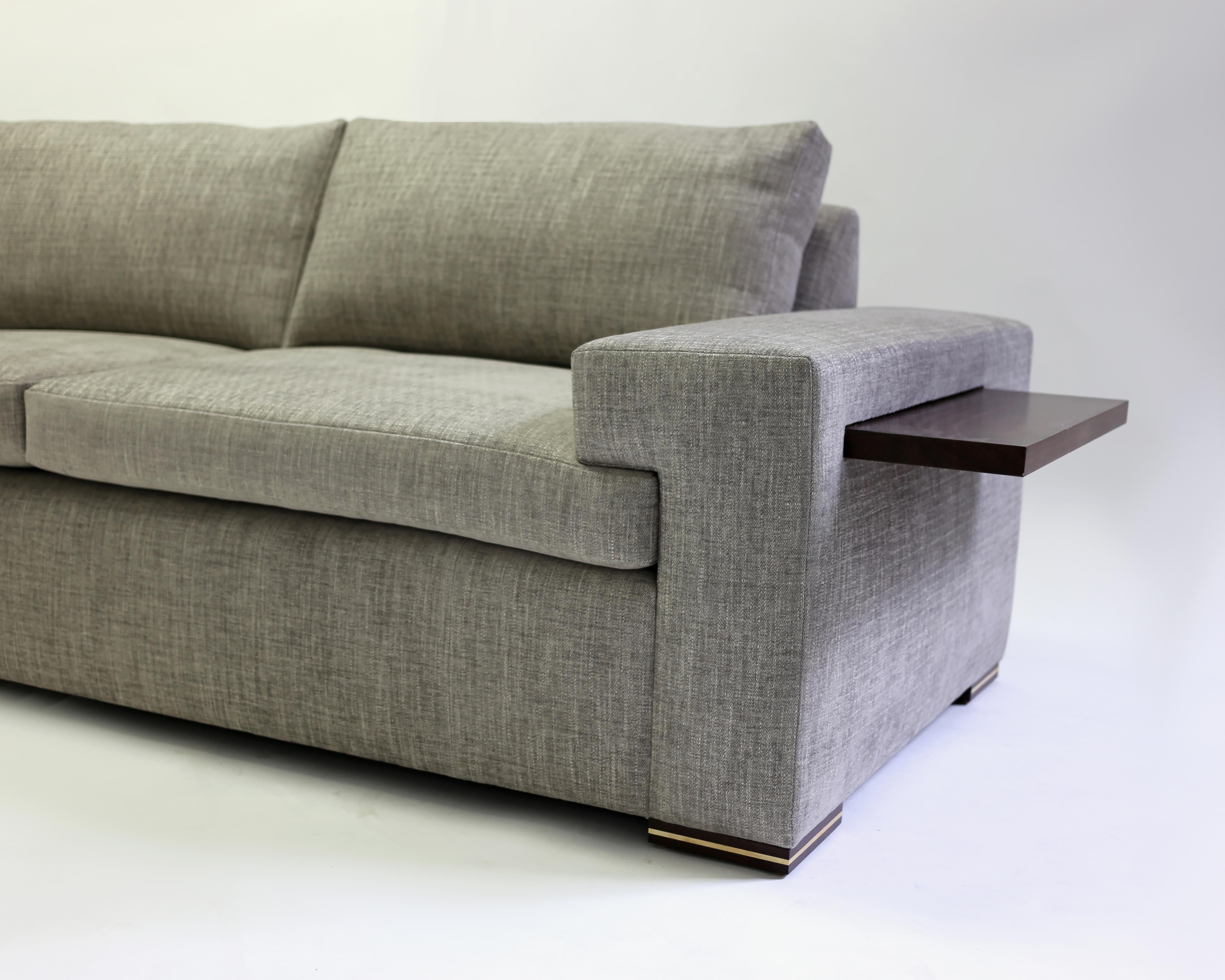 Modernes modernes großes Sofa mit großem Ausziehtisch und Metalldetails auf Holzbeinen im Zustand „Neu“ im Angebot in Brooklyn, NY