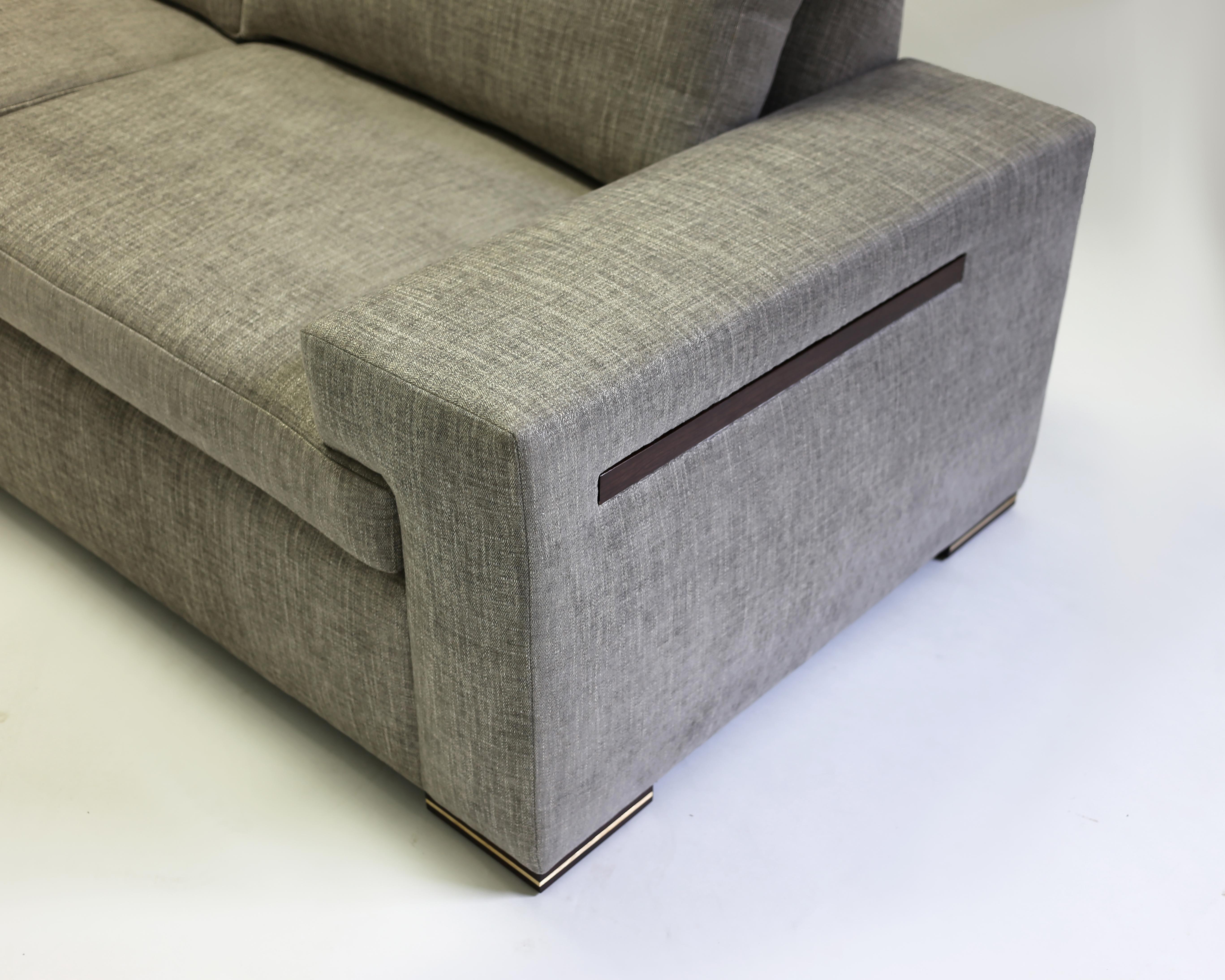Modernes modernes großes Sofa mit großem Ausziehtisch und Metalldetails auf Holzbeinen (21. Jahrhundert und zeitgenössisch) im Angebot