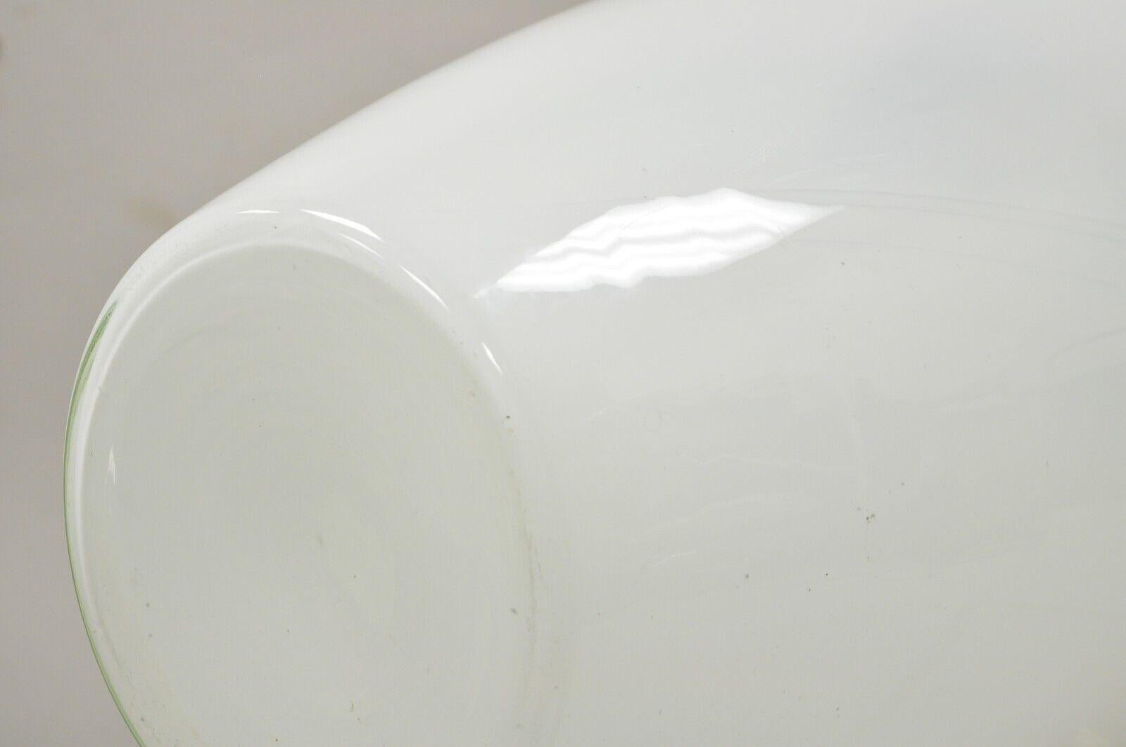 Große moderne weiße mundgeblasene Glasvase/Gefäß mit Gehäuse aus geblasenem Glas, 30