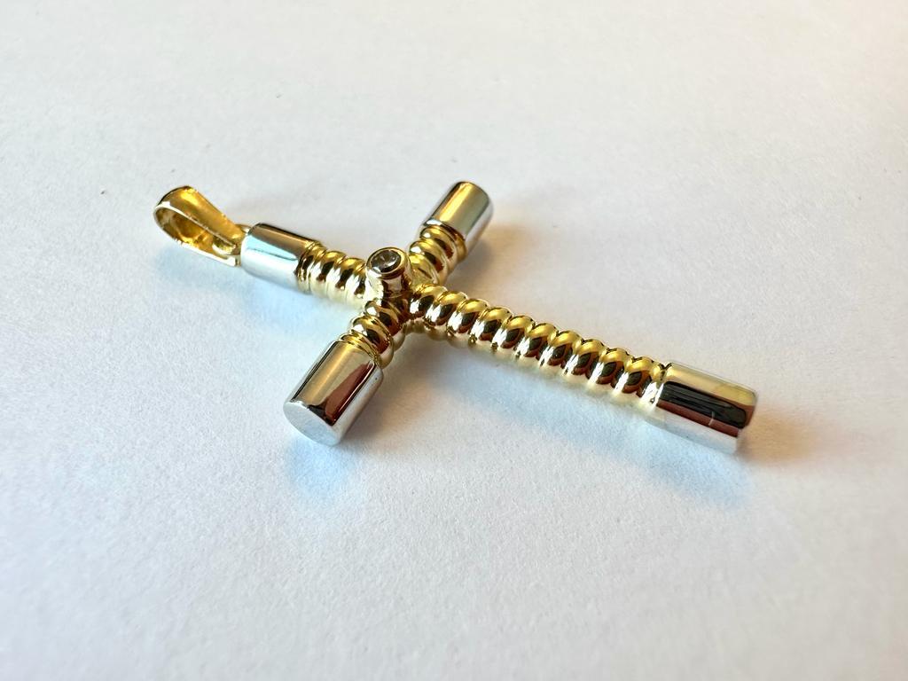 Taille brillant Croix latine moderne avec zircon en or jaune et blanc 18 carats en vente