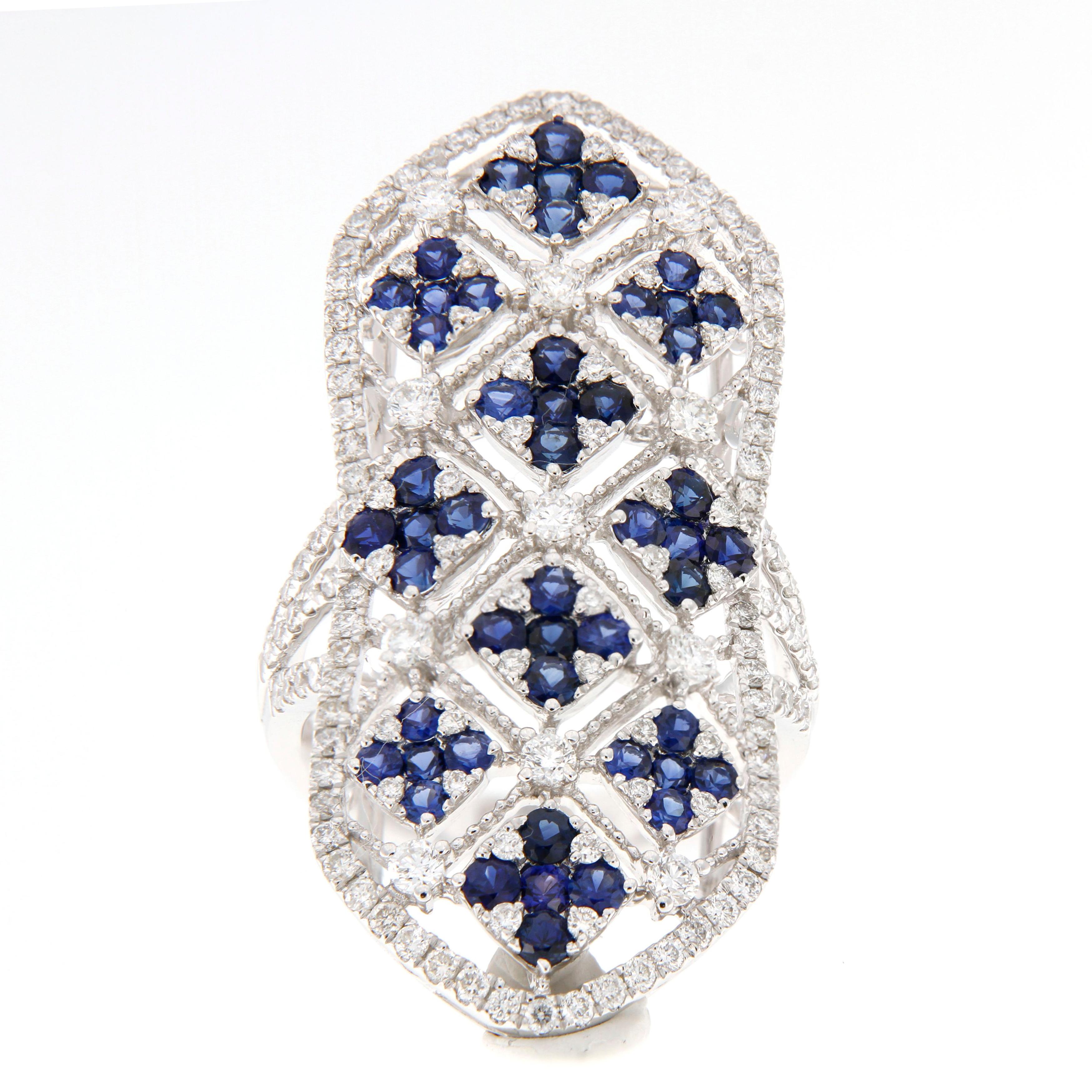 Audace, artistico e raffinato, questo sorprendente anello in oro bianco 18 carati presenta un accattivante design a reticolo ornato da vibranti zaffiri blu e scintillanti diamanti bianchi. La struttura geometrica traforata conferisce all'anello un