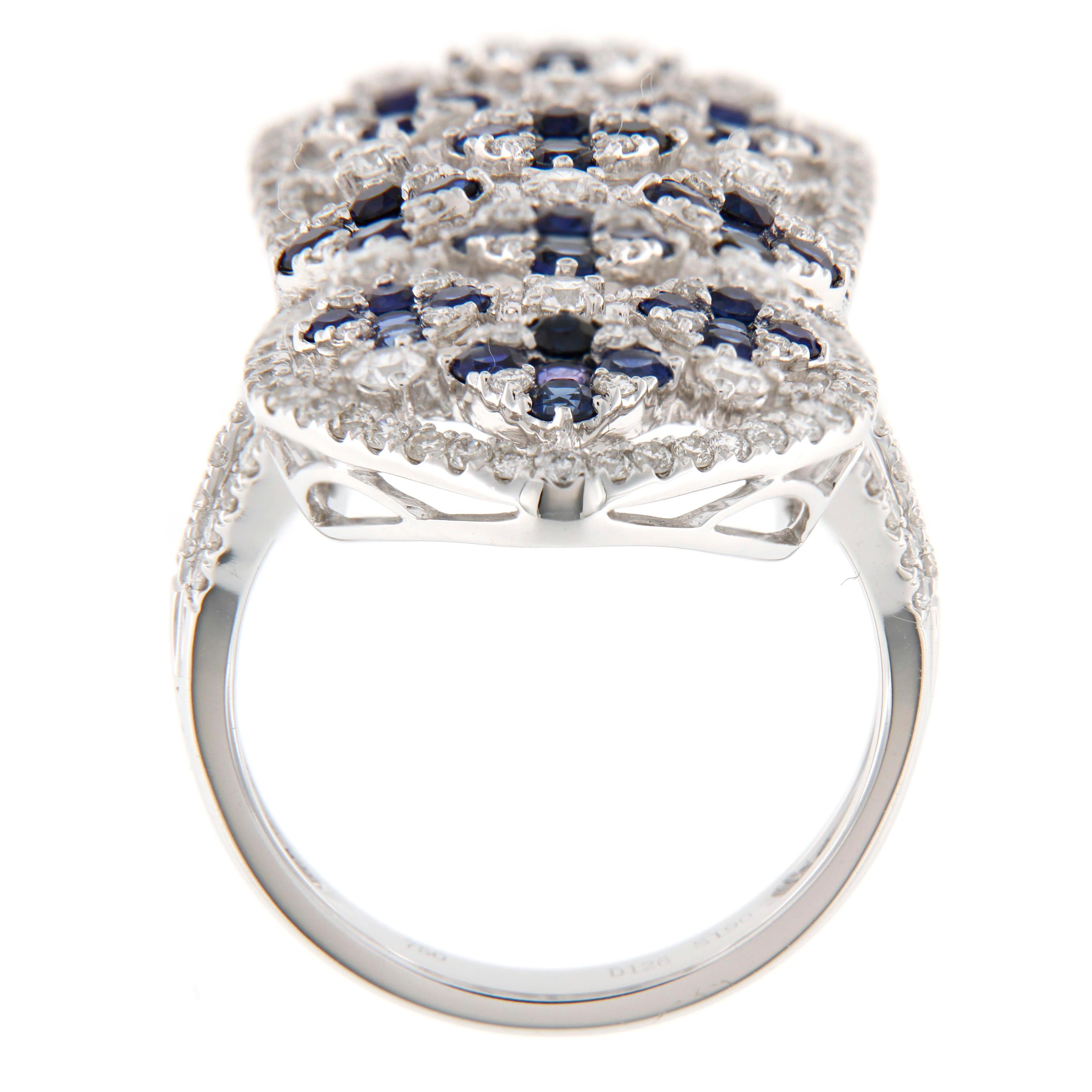 Moderno Anello dal design moderno a reticolo con zaffiri blu e diamanti in oro bianco 18K in vendita