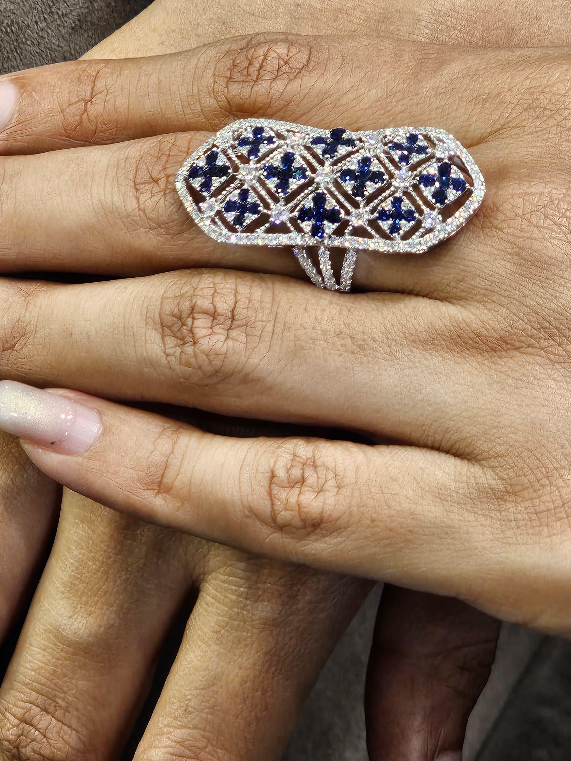 Anello dal design moderno a reticolo con zaffiri blu e diamanti in oro bianco 18K In condizioni Nuovo in vendita a Hong Kong, HK