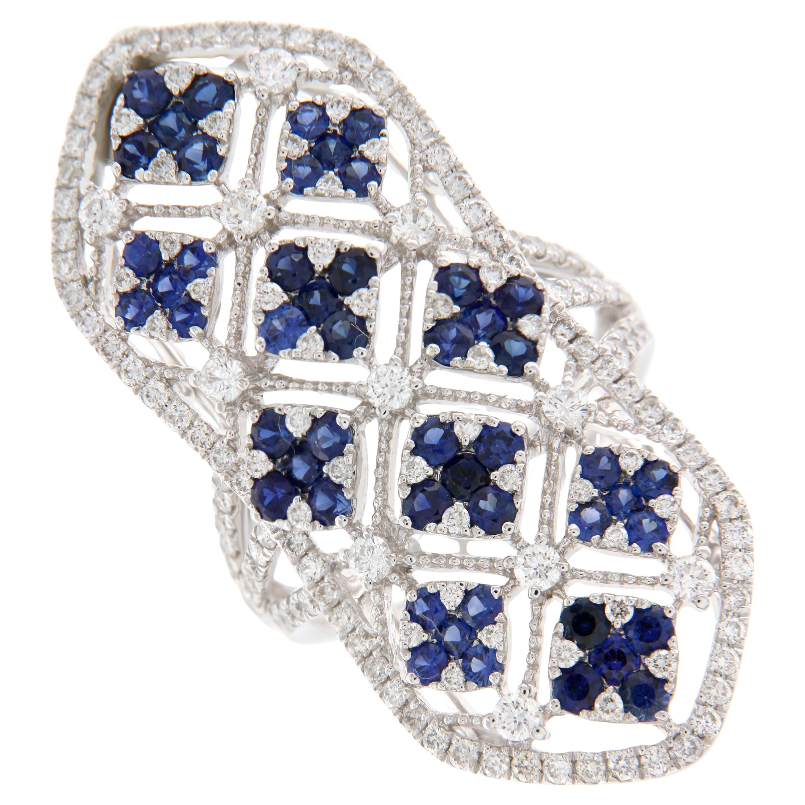 Anello dal design moderno a reticolo con zaffiri blu e diamanti in oro bianco 18K in vendita