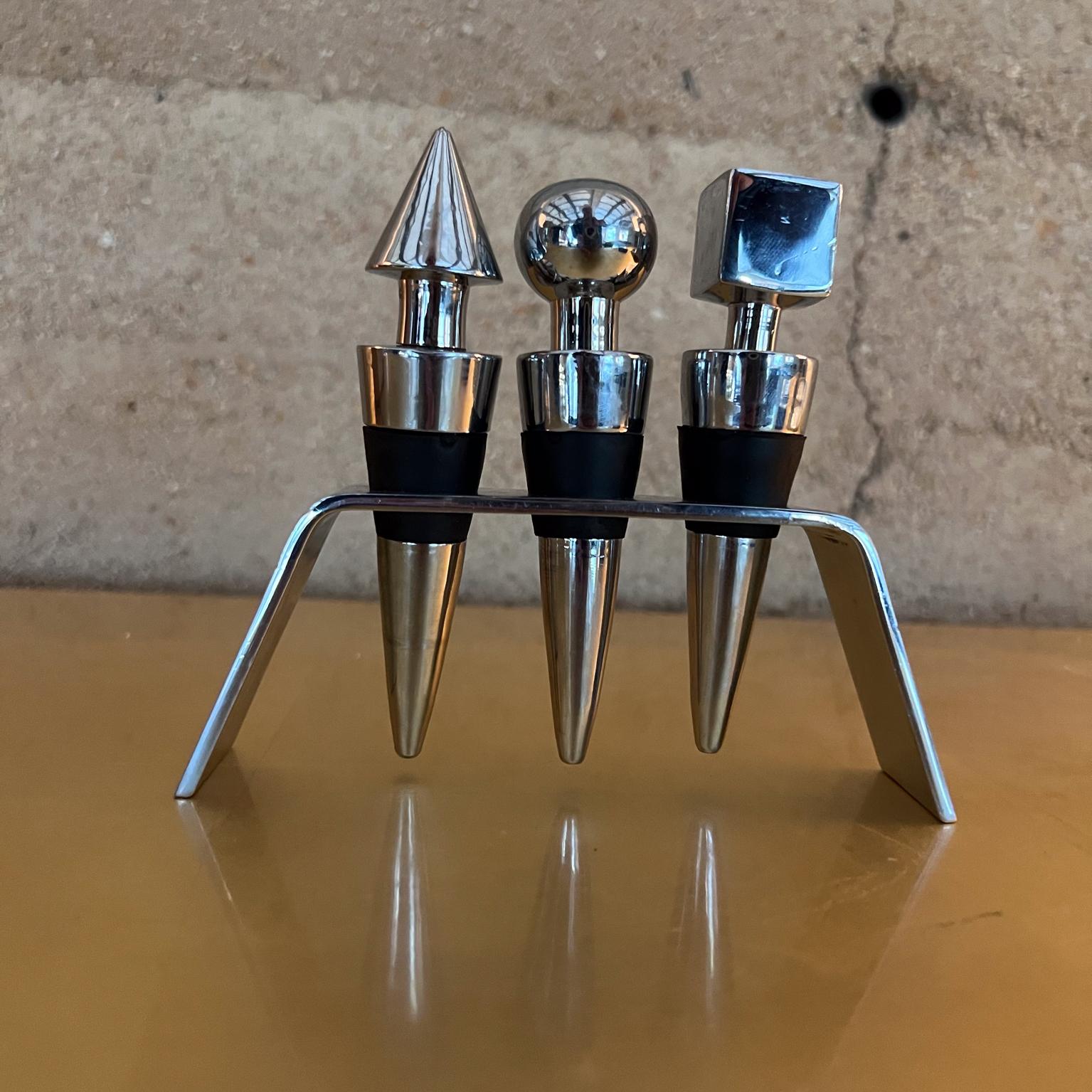 Modern Lauffer Geometric Set of Three Chrome Bottle Stoppers
6 x 3.5 x 2
Boxed and ready to go.
See images provided.