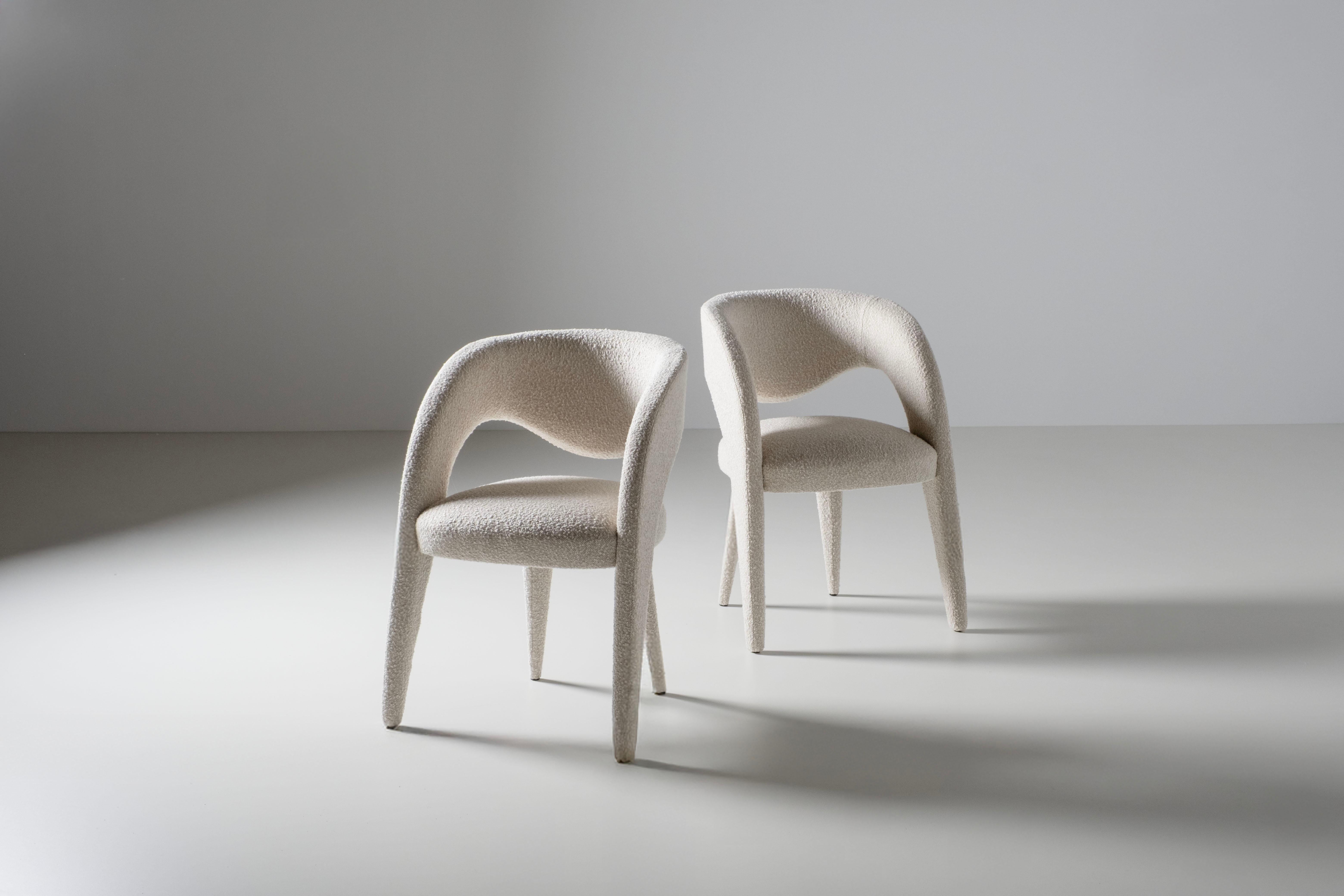 Sedia Laurence di metà secolo, collezione Contemporary, realizzata a mano in Portogallo - Europa da Greenapple.

La sedia da pranzo Laurence è un tributo artistico all'essenza della femminilità nel design contemporaneo. Con la sua silhouette