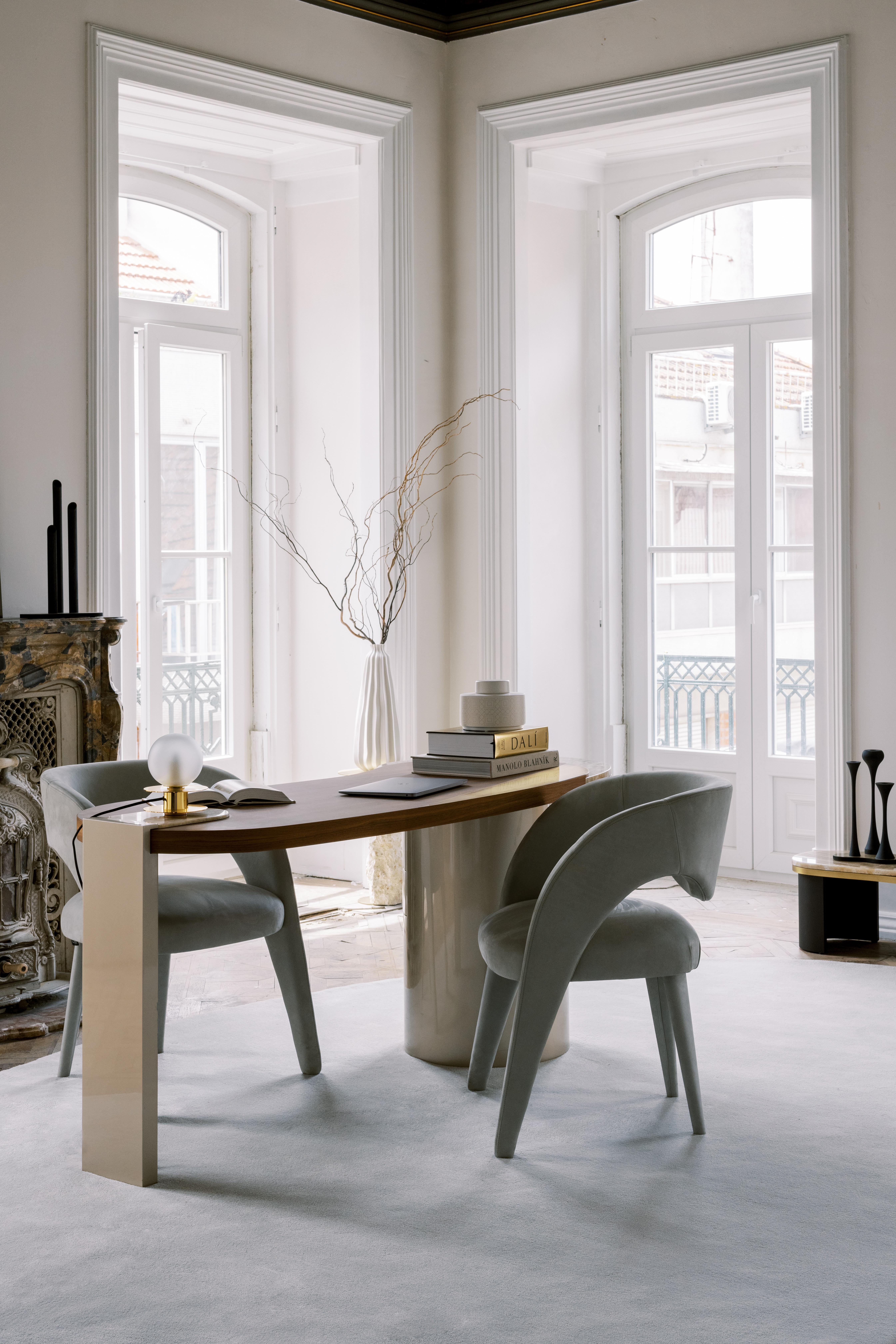 Portugais Chaises de salle à manger Laurence, cuir et velours, fabriquées à la main au Portugal par Greenapple en vente