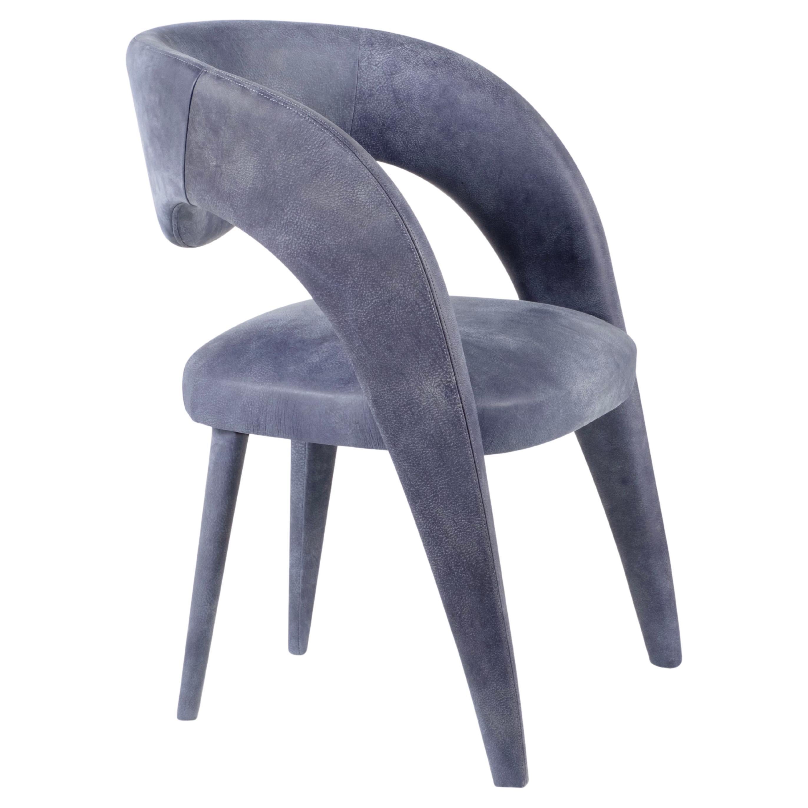 Chaise Laurence, Collection Contemporary, Fabriquée à la main au Portugal - Europe par Greenapple.

La chaise de salle à manger en cuir Laurence est un hommage artistique à l'essence de la féminité dans le design contemporain. Avec sa silhouette