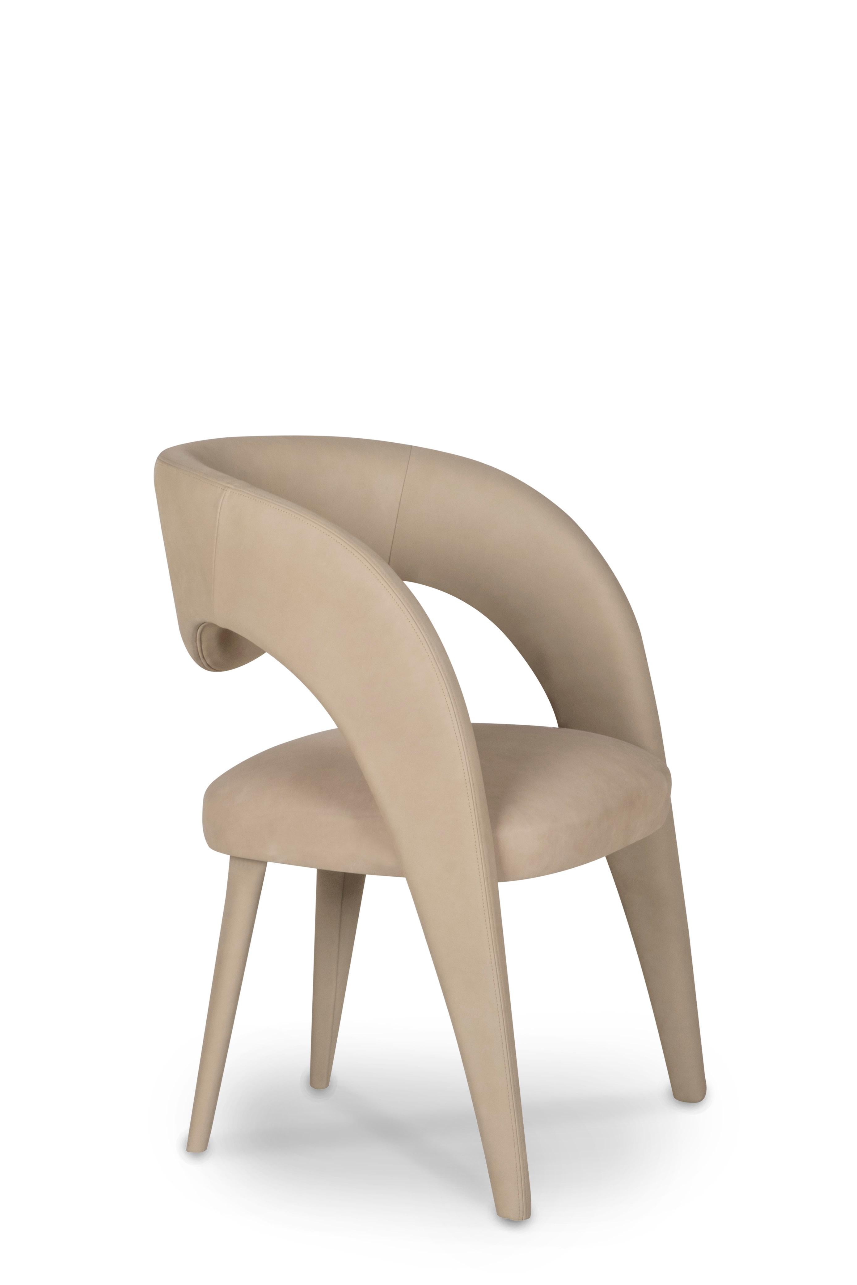 Chaise Laurence, Collection Contemporary, Fabriquée à la main au Portugal - Europe par Greenapple.

La chaise de salle à manger en cuir Laurence est un hommage artistique à l'essence de la féminité dans le design contemporain. Avec sa silhouette