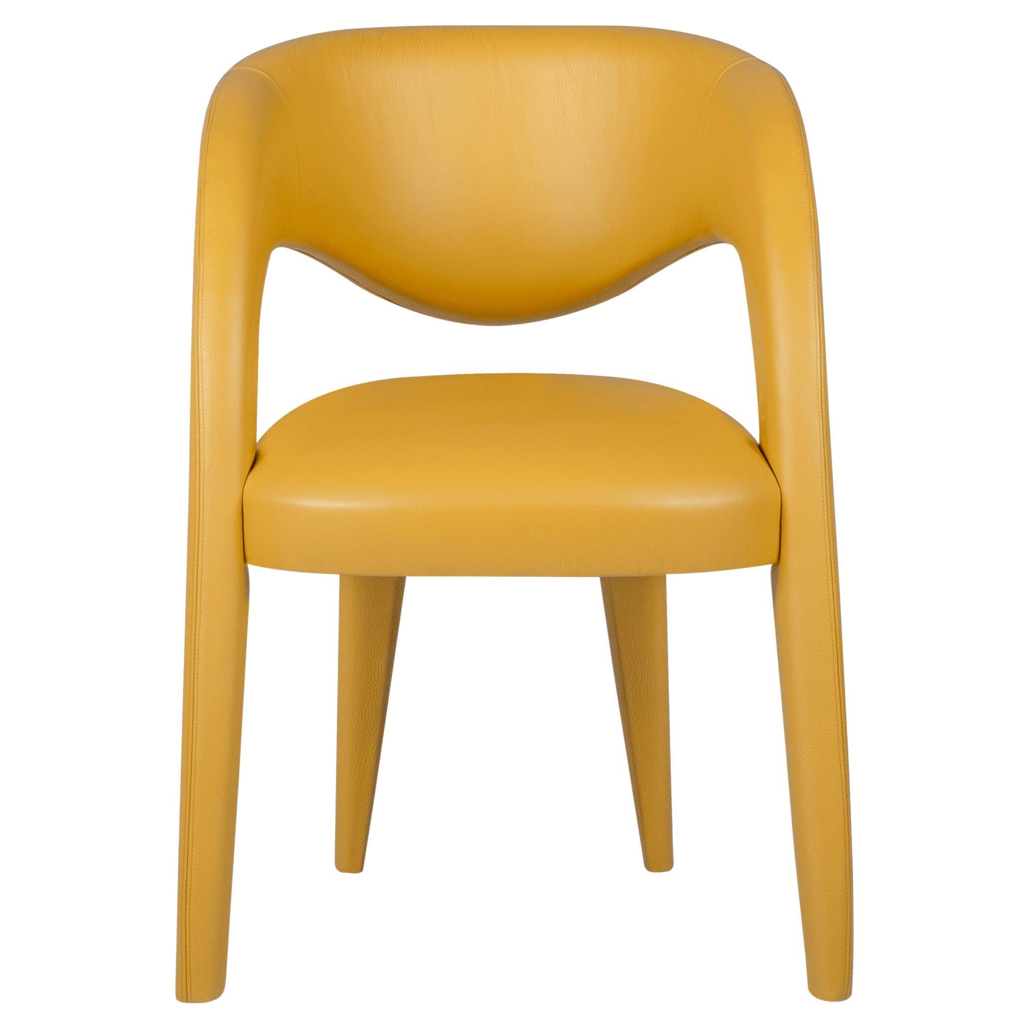 Sedia Laurence, collezione contemporanea, realizzata a mano in Portogallo - Europa da Greenapple.

La sedia da pranzo in pelle Laurence è un tributo artistico all'essenza della femminilità nel design contemporaneo. Con la sua silhouette elegante e