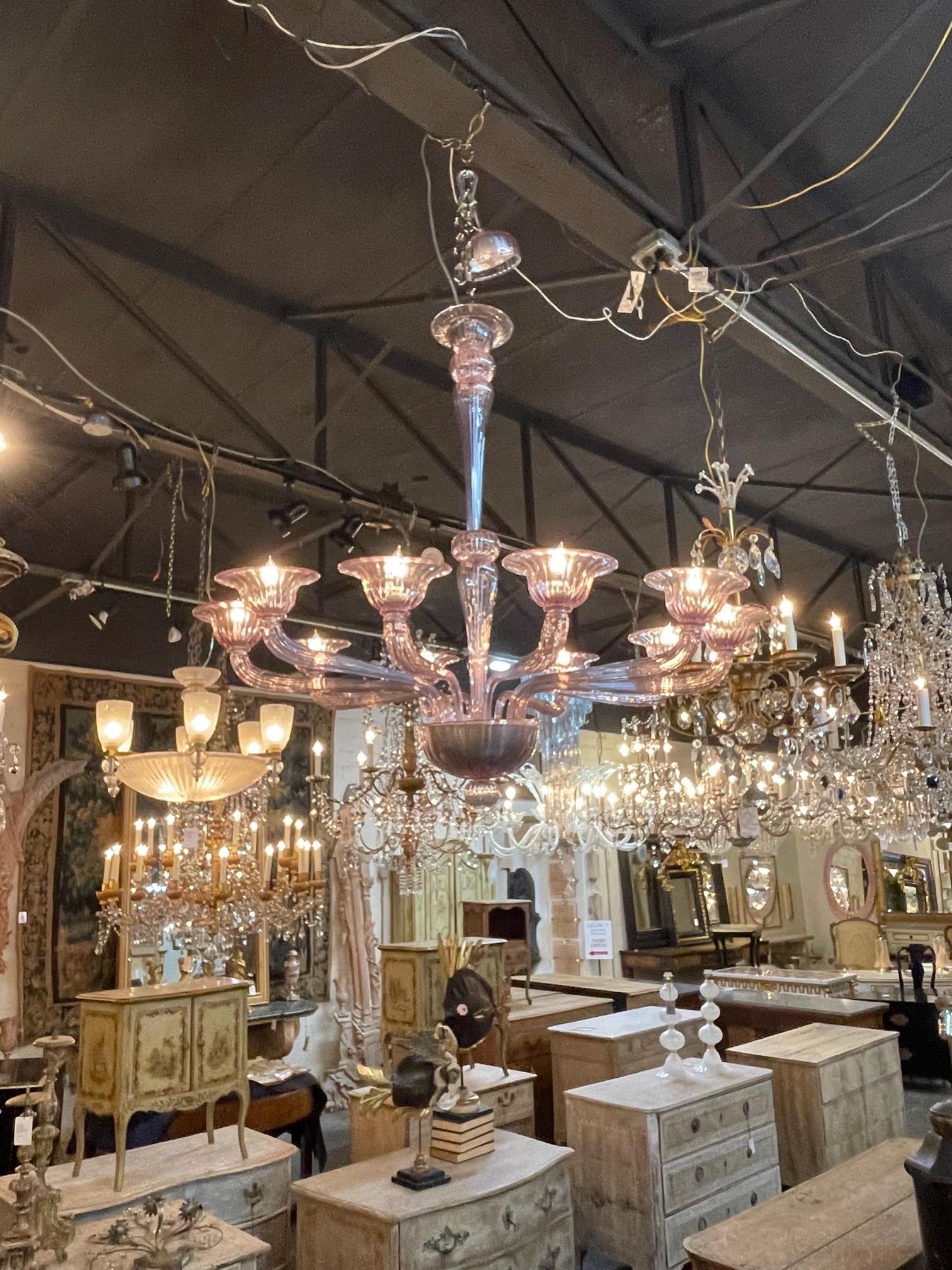 Elegante lampadario moderno in vetro di Murano color lavanda a 10 bracci. Un pezzo davvero impressionante e di grande impatto! Stupefacente!