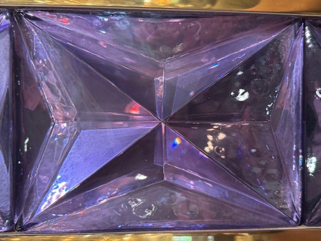 Le miroir moderne en verre Murano et laiton lavande est un accessoire très élégant. Le site  La couleur vibrante de la lavande et les accents élégants en laiton ajoutent une touche de sophistication à toute décoration intérieure. Ce miroir est un