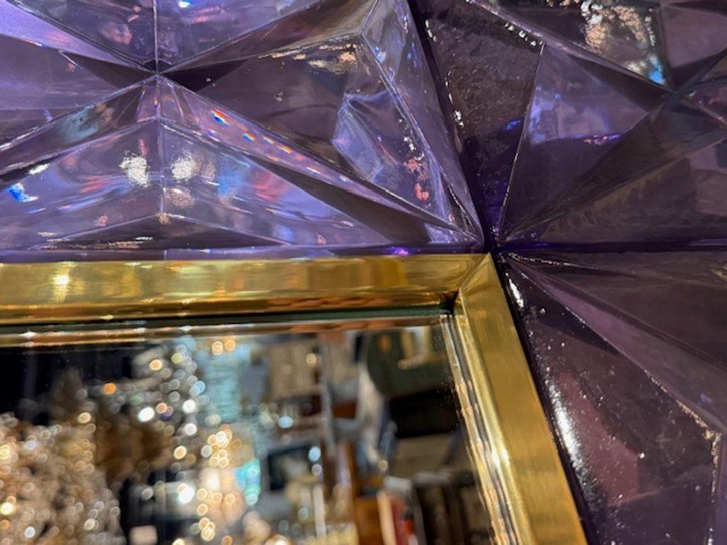 italien Miroir moderne en verre de Murano et laiton lavande en vente