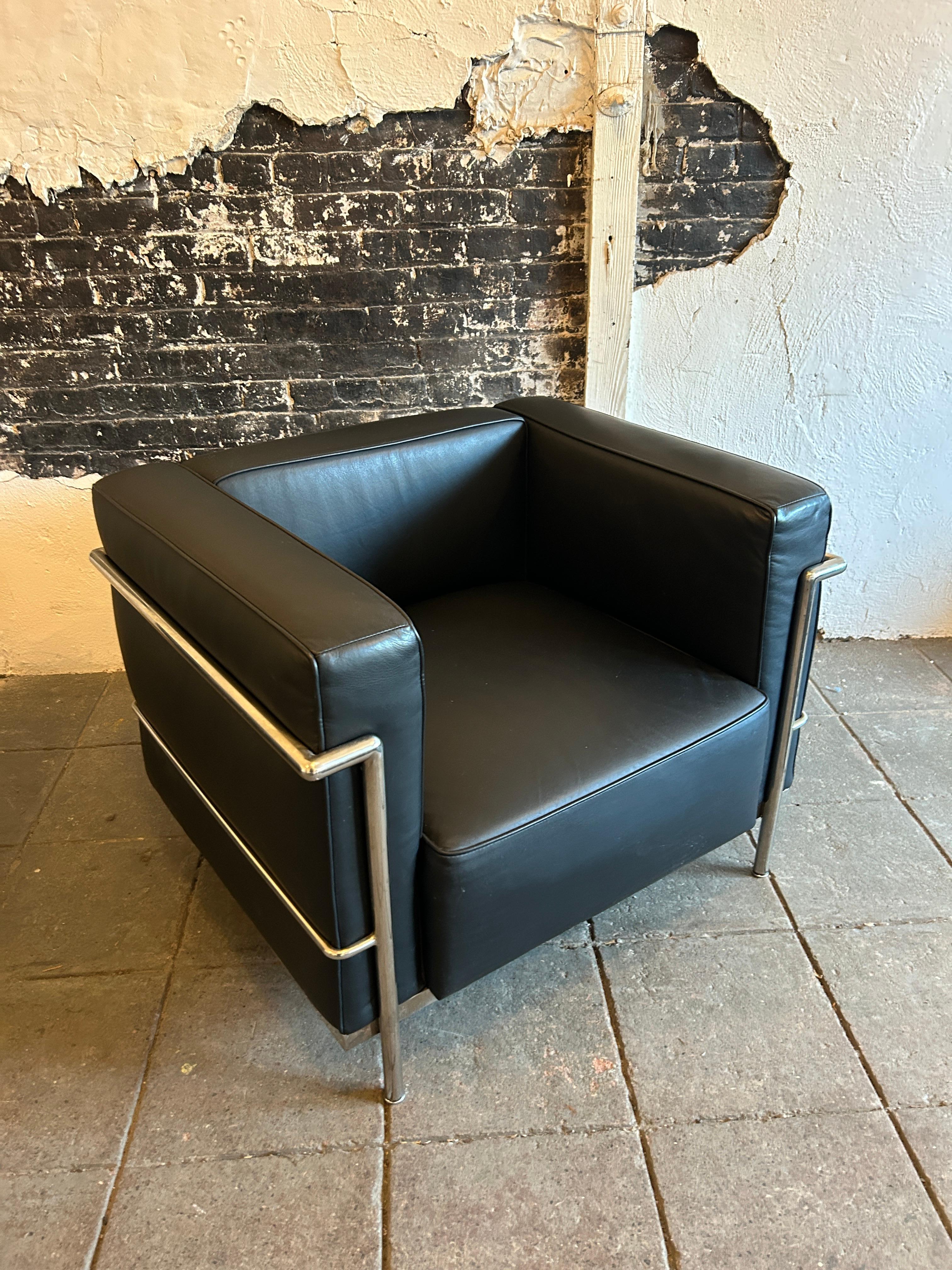 A Single pre owned modern lounge or club chair by Le Corbusier. Wide Model LC3 in soft black Leather. Triple chrome plated steel frames. Show little to no signs of use. Made in italy. Located in Brooklyn NYC.

Listing is for (1) Chair as seen in