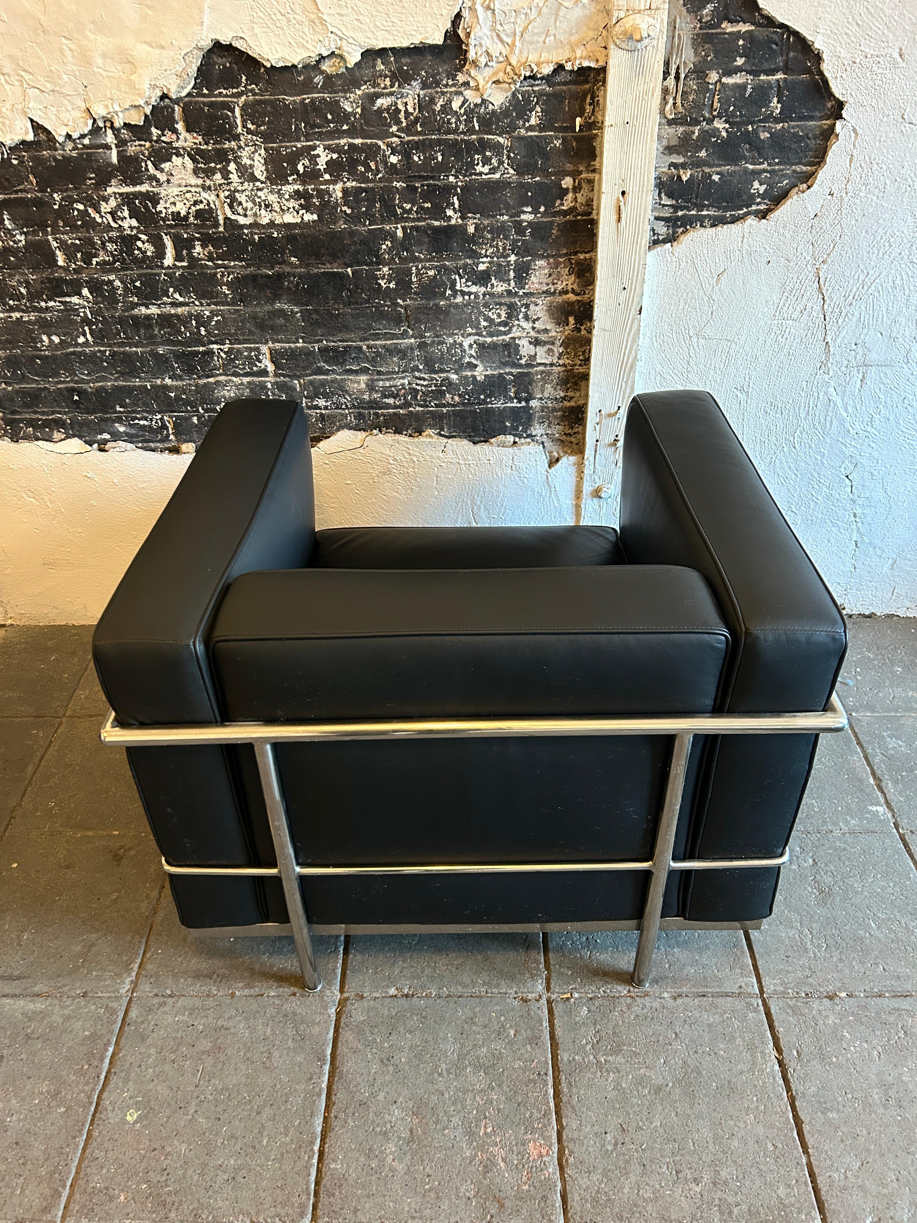 Moderner Loungesessel LC3 aus schwarzem Leder mit Chromrahmen von Le Corbusier (Italienisch) im Angebot