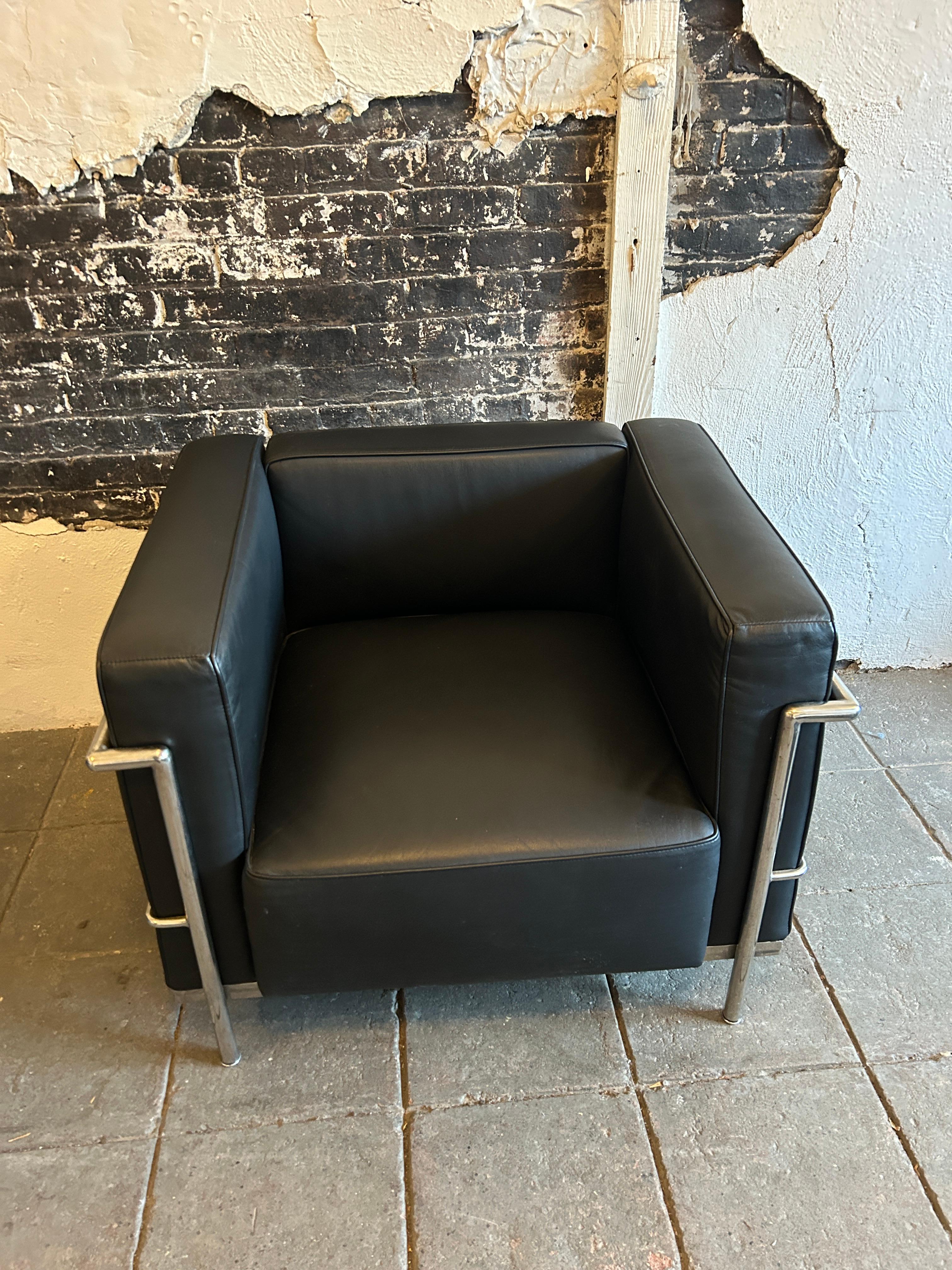 Modern LC3 Black leather chrome frame lounge chair by Le Corbusier In Good Condition For Sale In BROOKLYN, NY