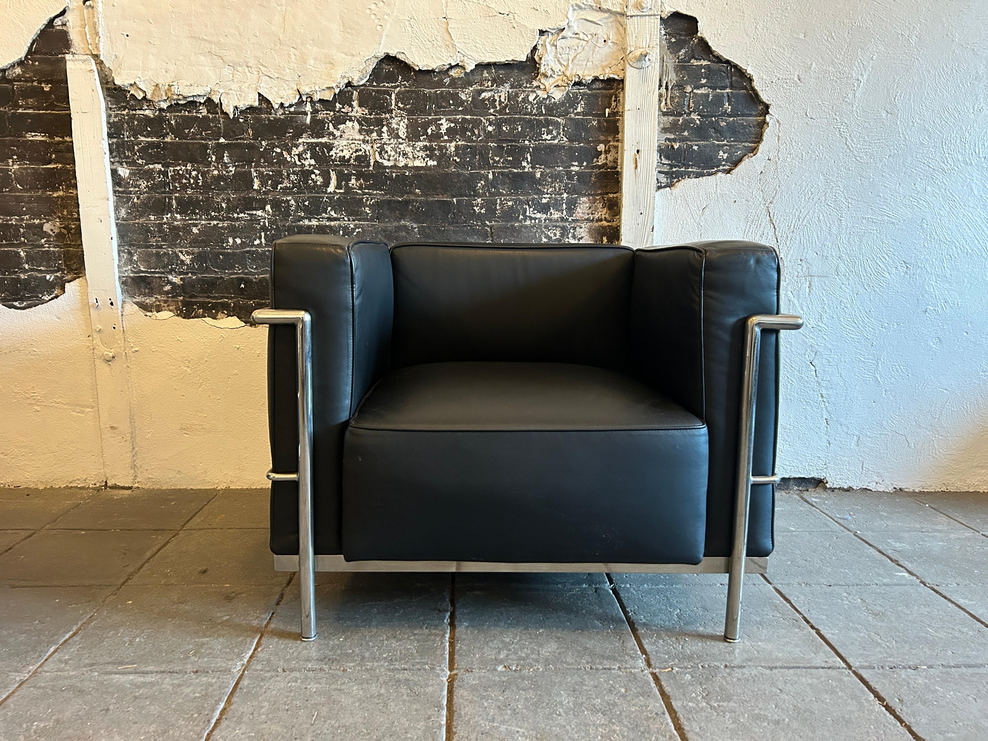 Contemporary Modern LC3 Black leather chrome frame lounge chair by Le Corbusier For Sale