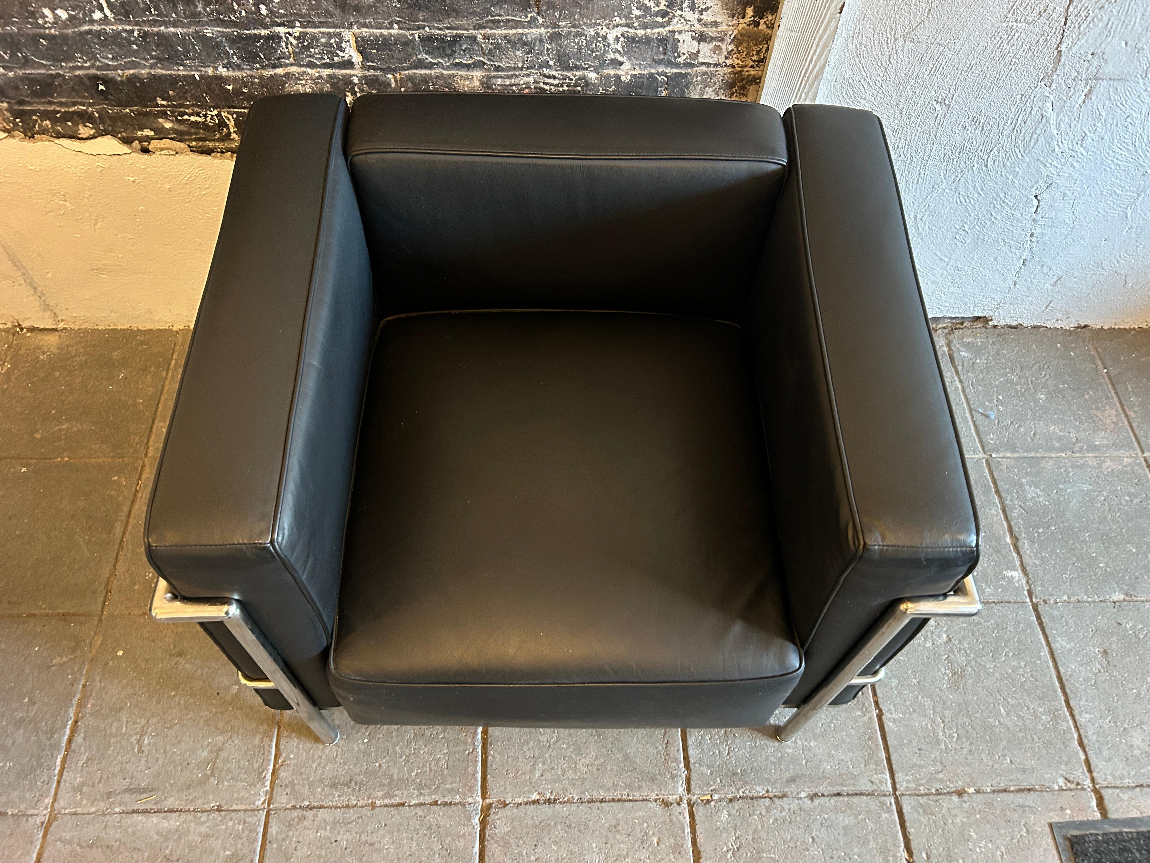 Moderner Loungesessel LC3 aus schwarzem Leder mit Chromrahmen von Le Corbusier im Angebot 1