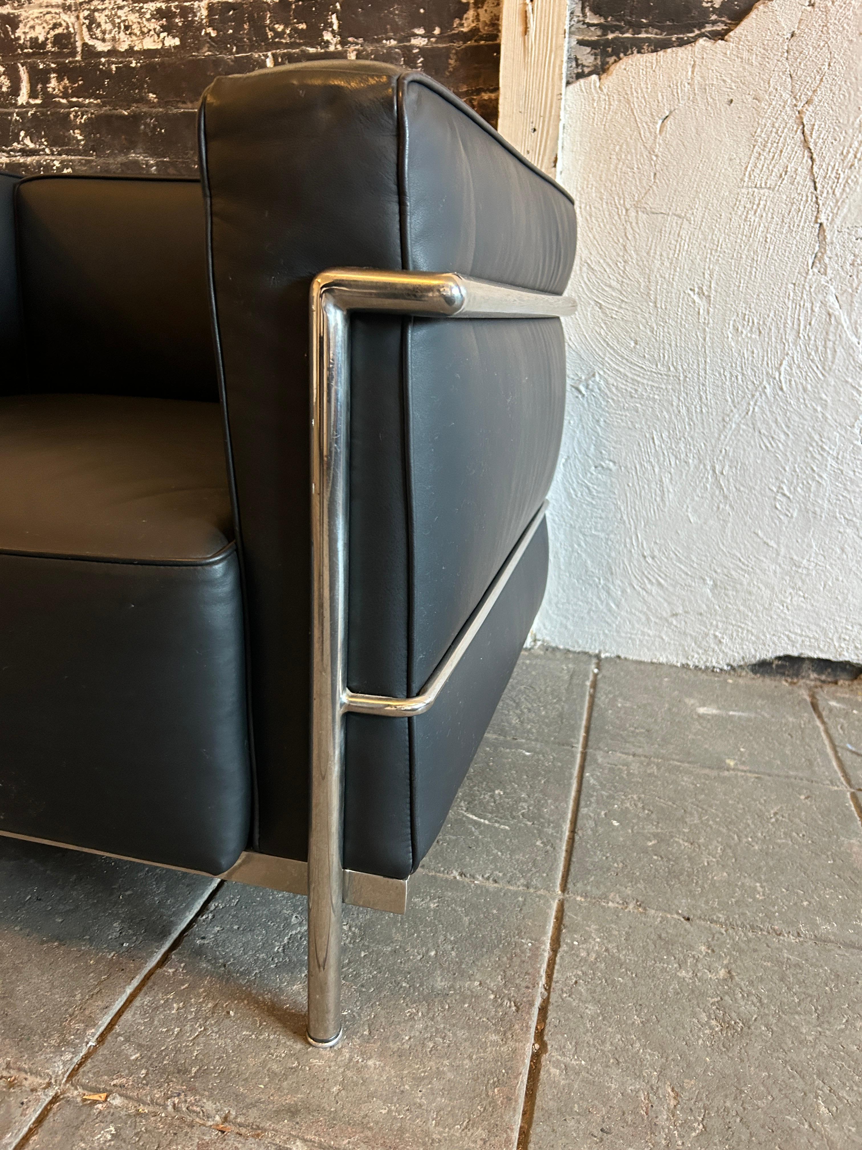 Moderner Loungesessel LC3 aus schwarzem Leder mit Chromrahmen von Le Corbusier im Angebot 2