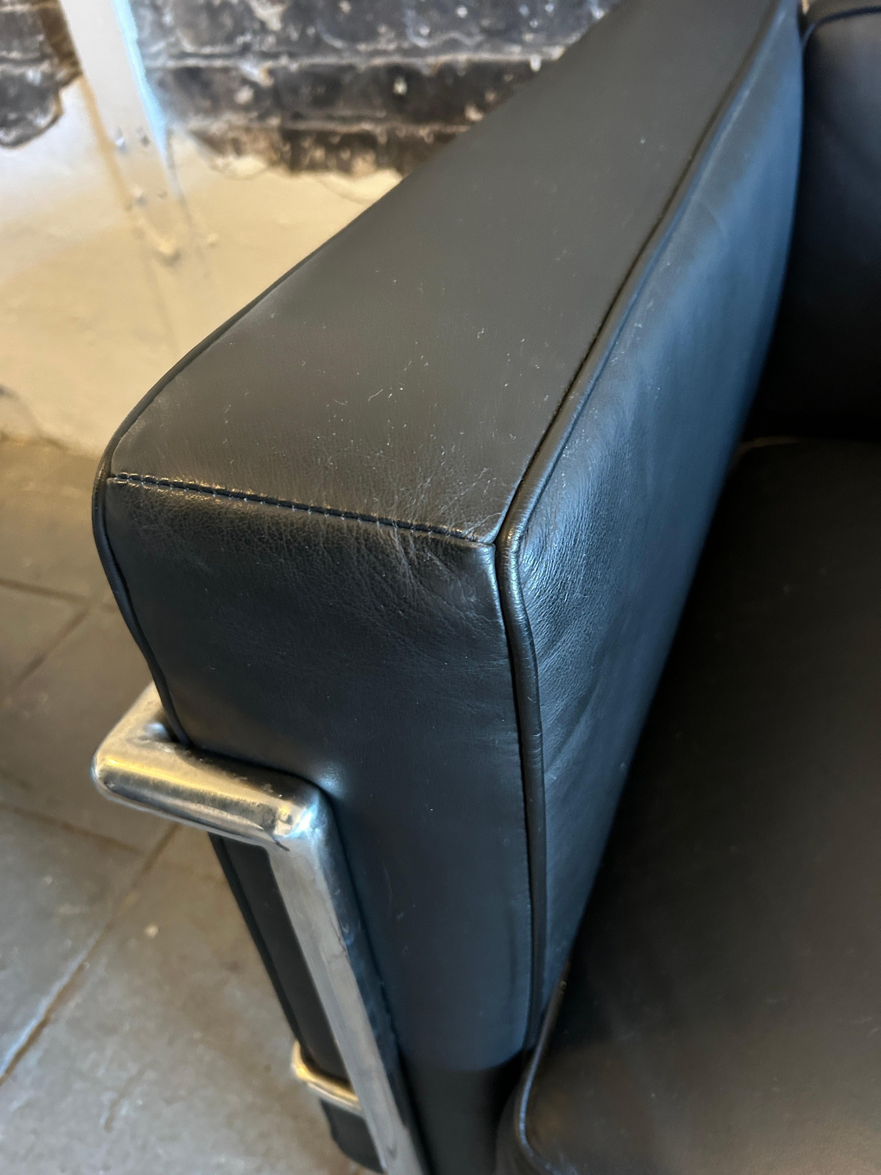 Cuir The Moderns LC3 Chaise de salon en cuir noir et structure chromée par Le Corbusier en vente