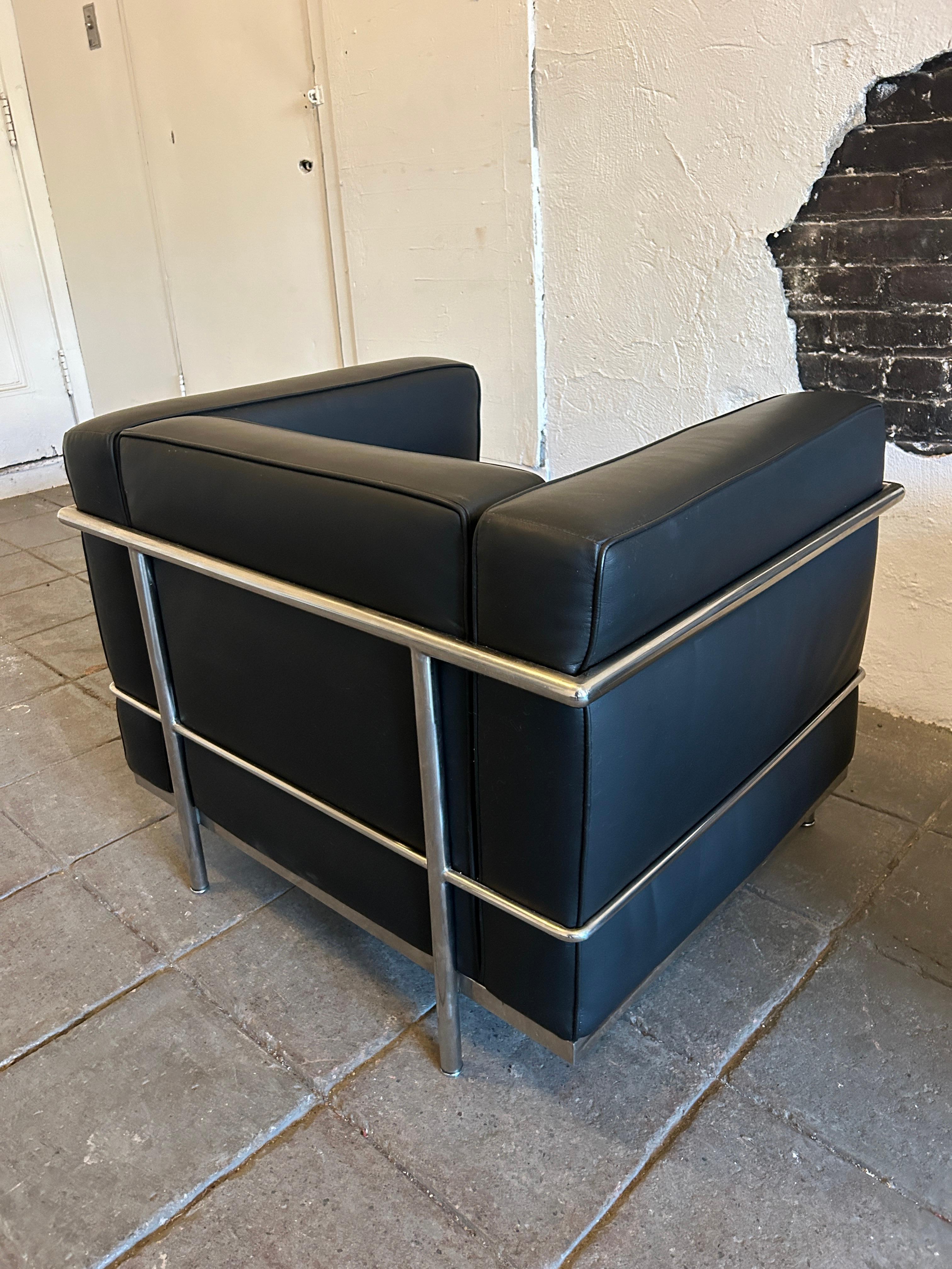The Moderns LC3 Chaise de salon en cuir noir et structure chromée par Le Corbusier en vente 1
