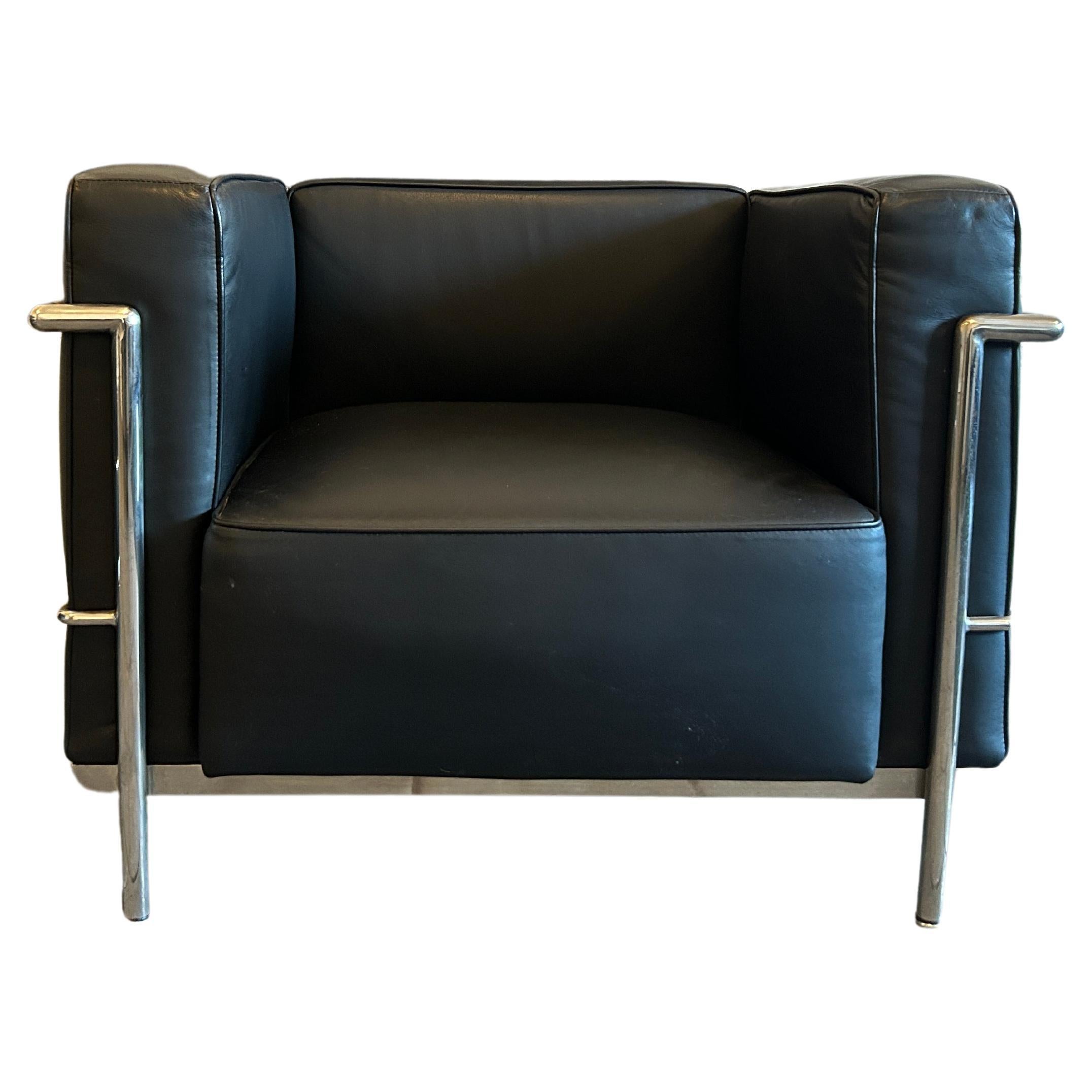 Modern LC3 Black leather chrome frame lounge chair by Le Corbusier For Sale