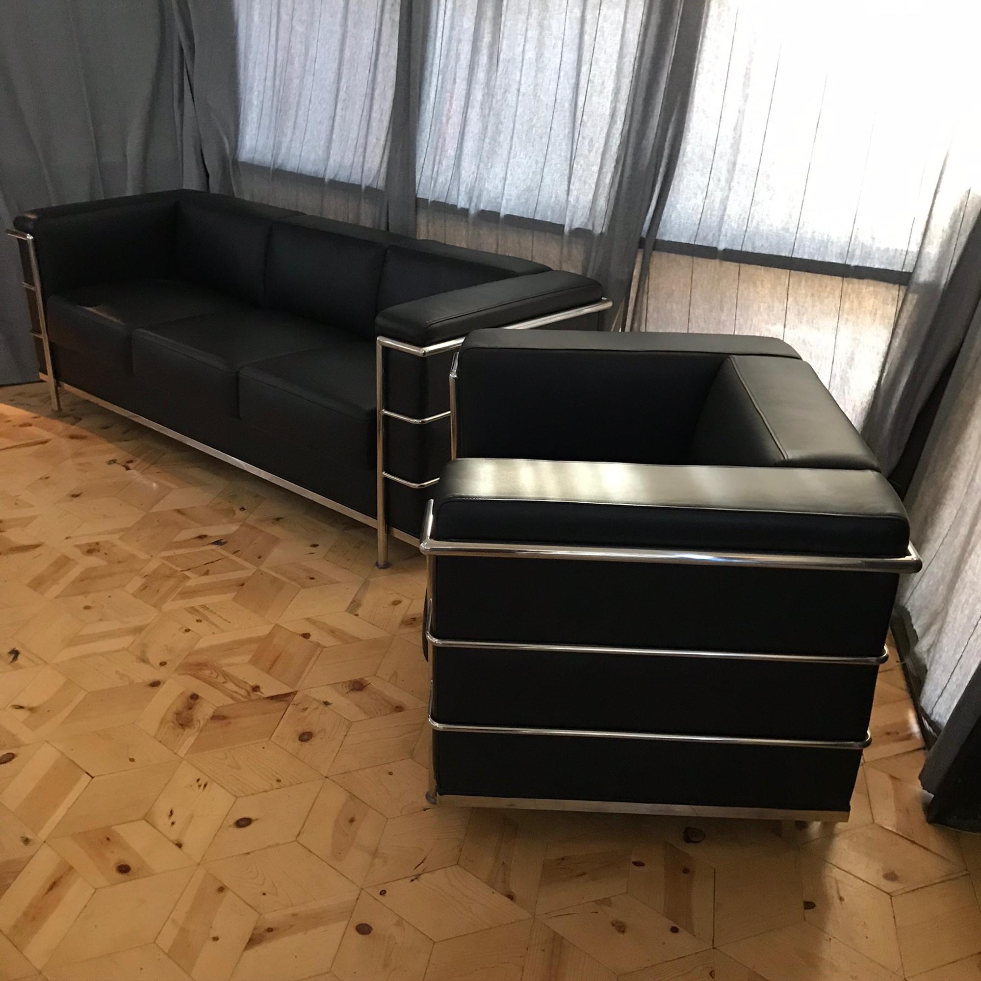 Modern Le Corbusier Design LC2 Armchair Classic Black Leather Cubed Chrome Frame In Good Condition In Chula Vista, CA