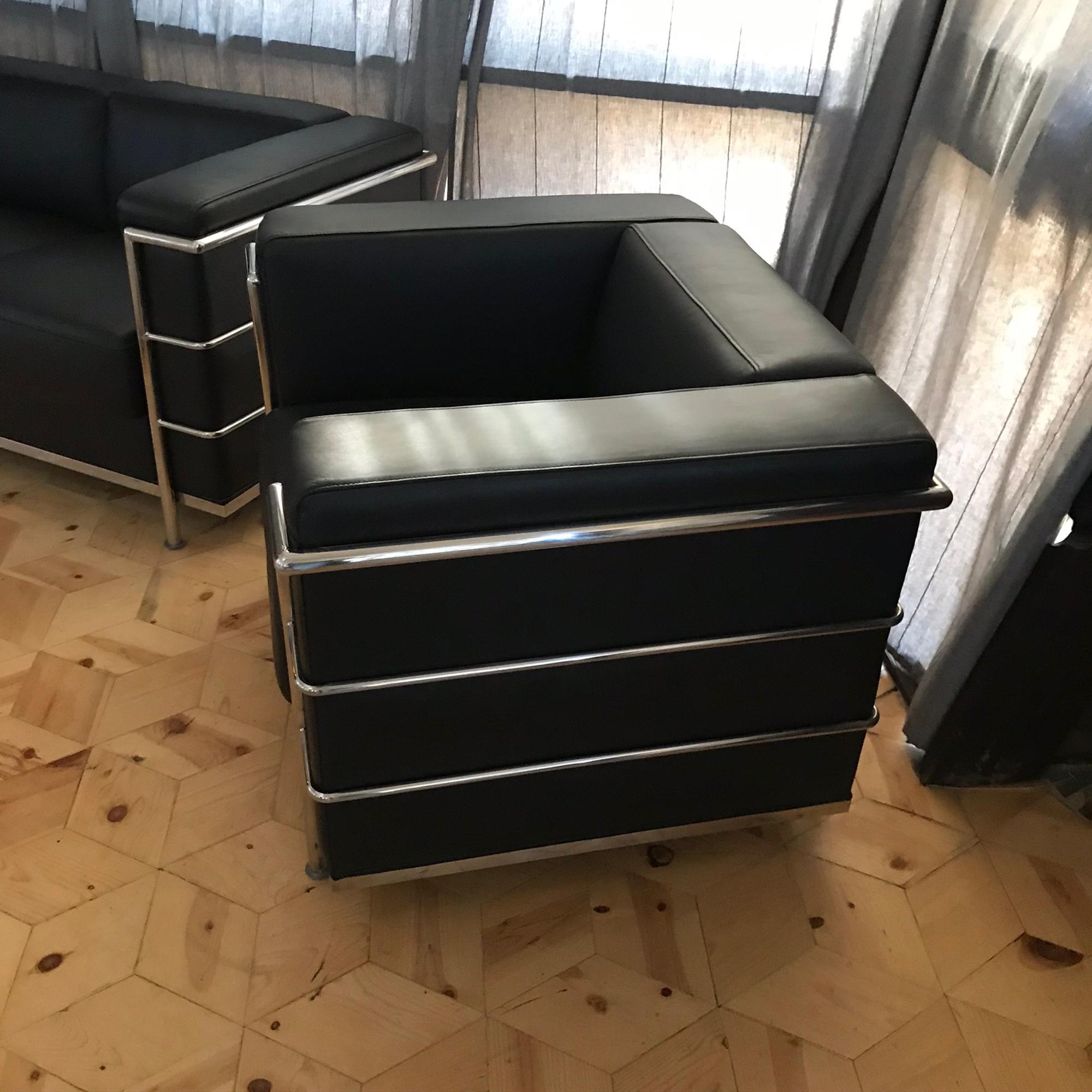 Late 20th Century Modern Le Corbusier Design LC2 Armchair Classic Black Leather Cubed Chrome Frame