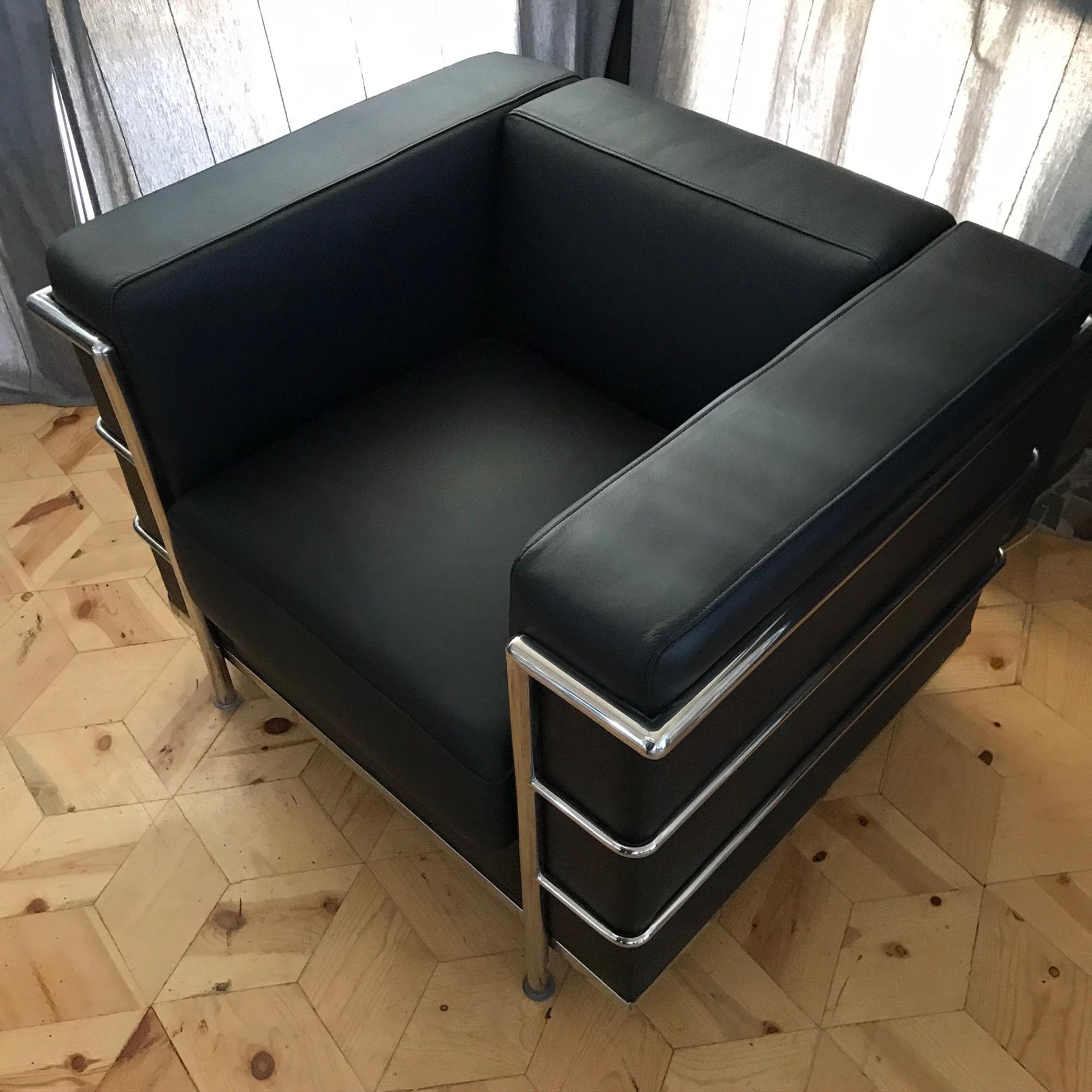 Modern Le Corbusier Design LC2 Armchair Classic Black Leather Cubed Chrome Frame 2