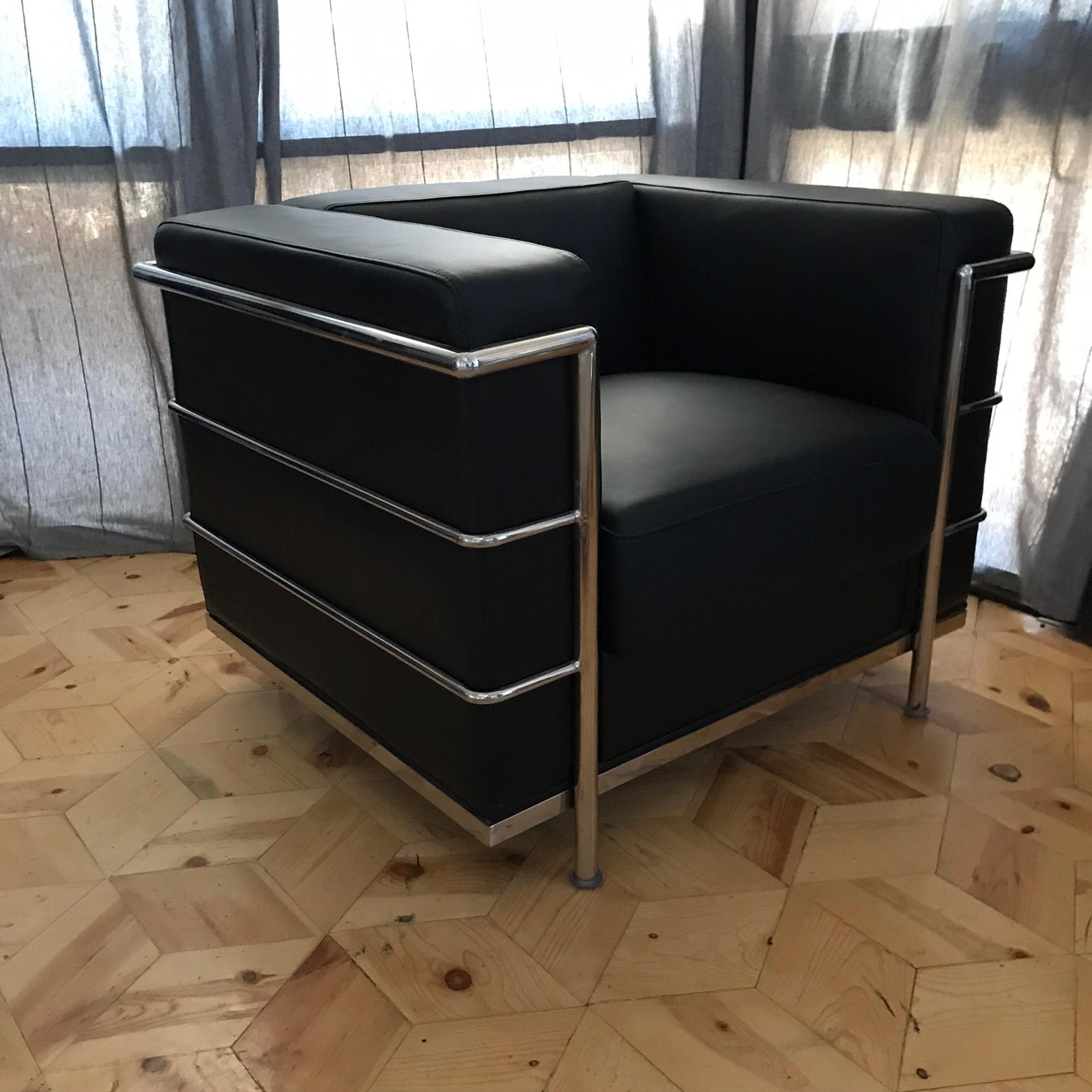 Modern Le Corbusier Design LC2 Armchair Classic Black Leather Cubed Chrome Frame 4