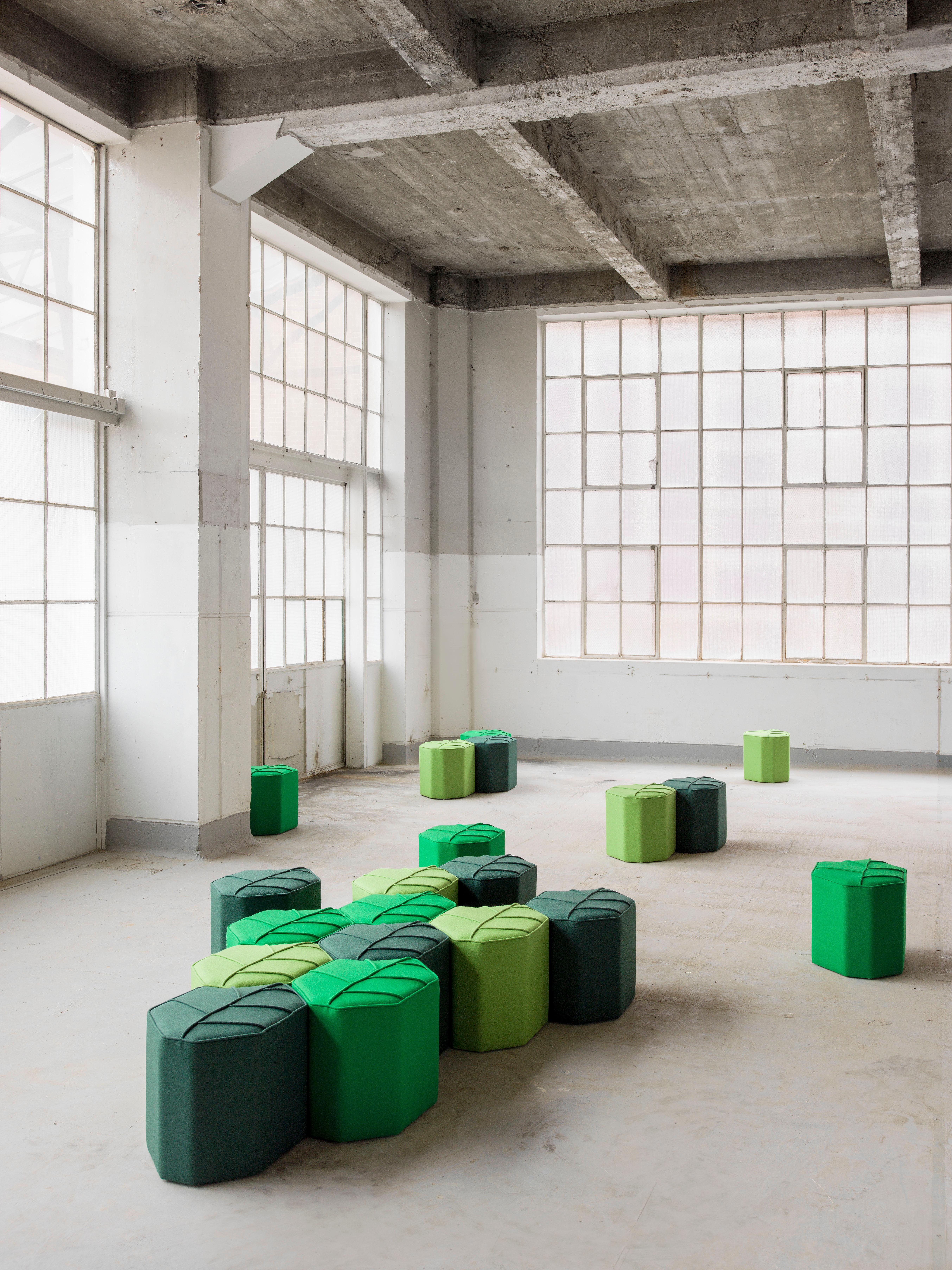 Pouf moderno Leaf Seat di design by nico, rivestito in Kvadrat  Tessuto di lana in vendita 3