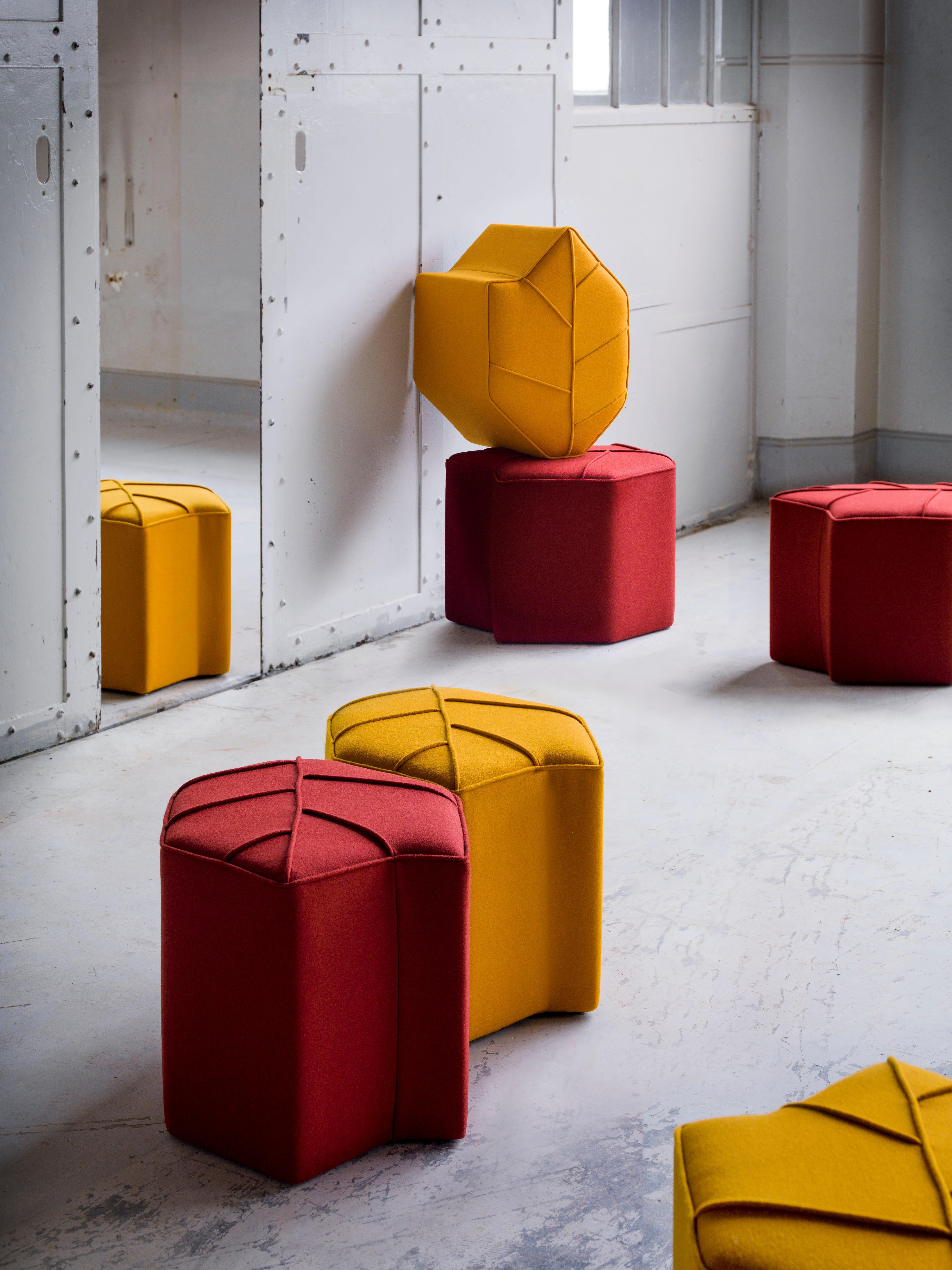 La seduta Pouf Leaf richiede attenzione con il suo design audace e moderno. Creato dall'acclamata designer Nicolette de Waart, questo pouf multifunzionale è molto più di un semplice oggetto d'arredo: è un pezzo forte che trasforma il tuo