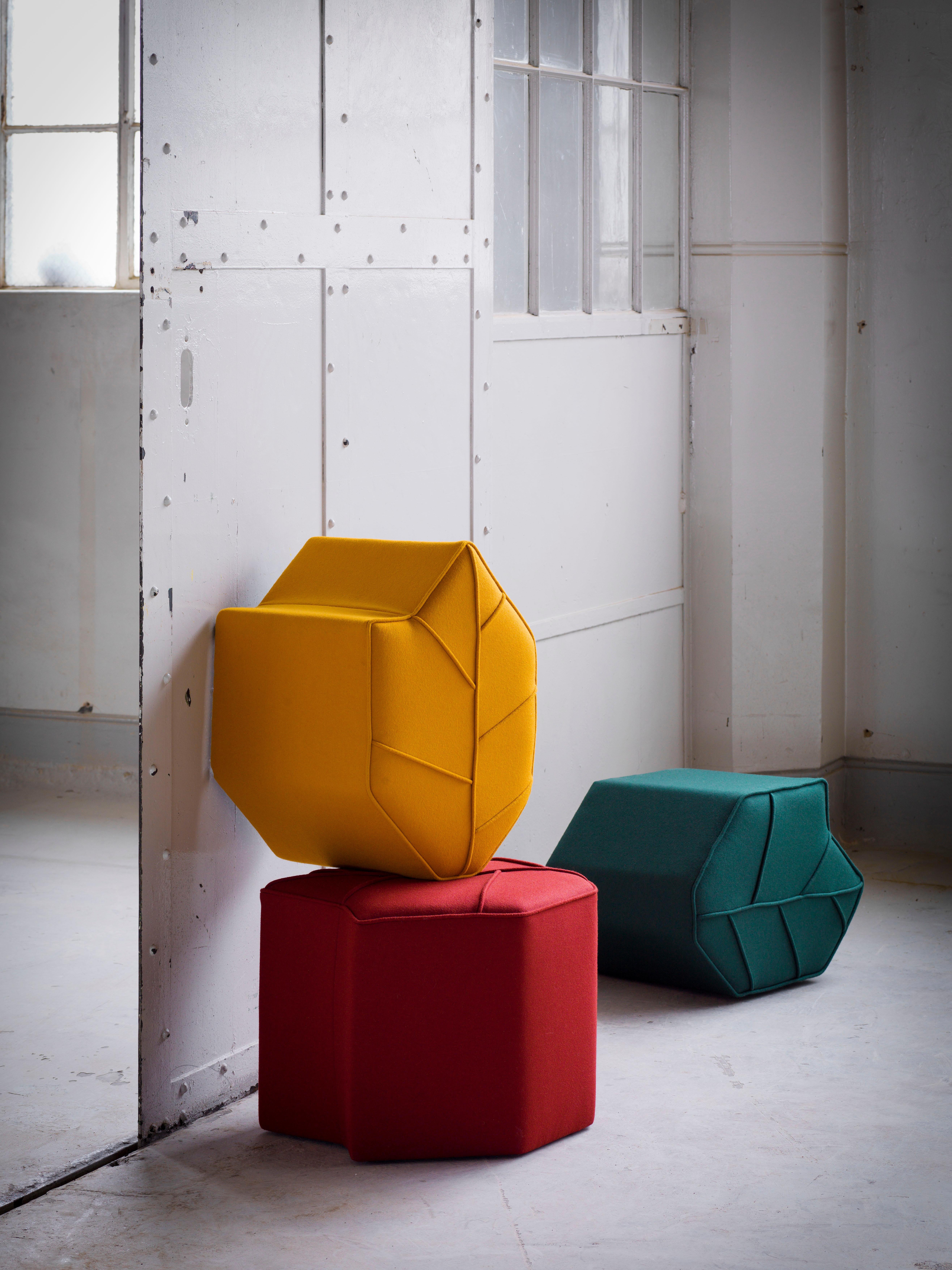 Moderno Pouf moderno Leaf Seat di design by nico, rivestito in Kvadrat  Tessuto di lana in vendita