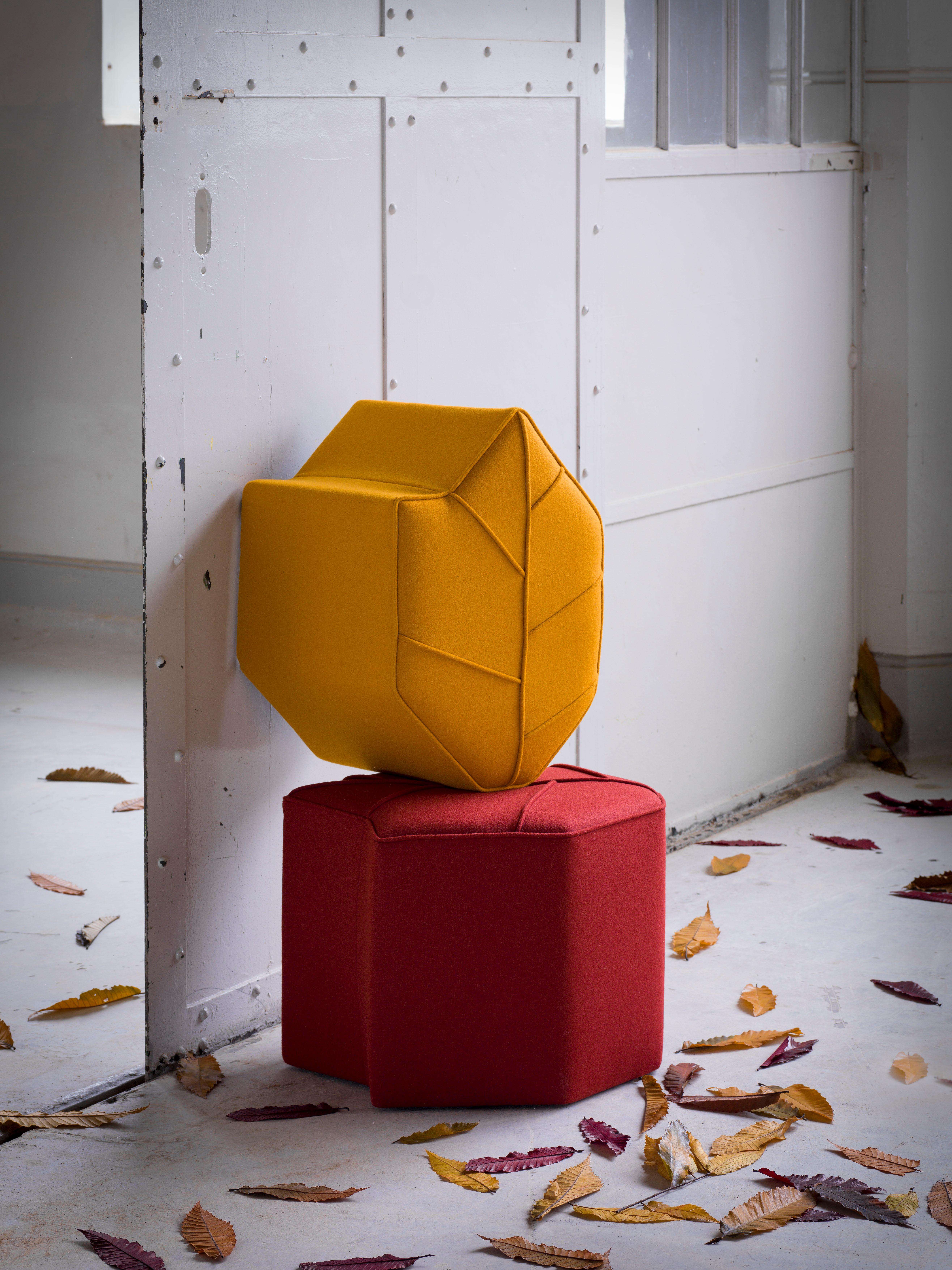 Olandese Pouf moderno Leaf Seat di design by nico, rivestito in Kvadrat  Tessuto di lana in vendita