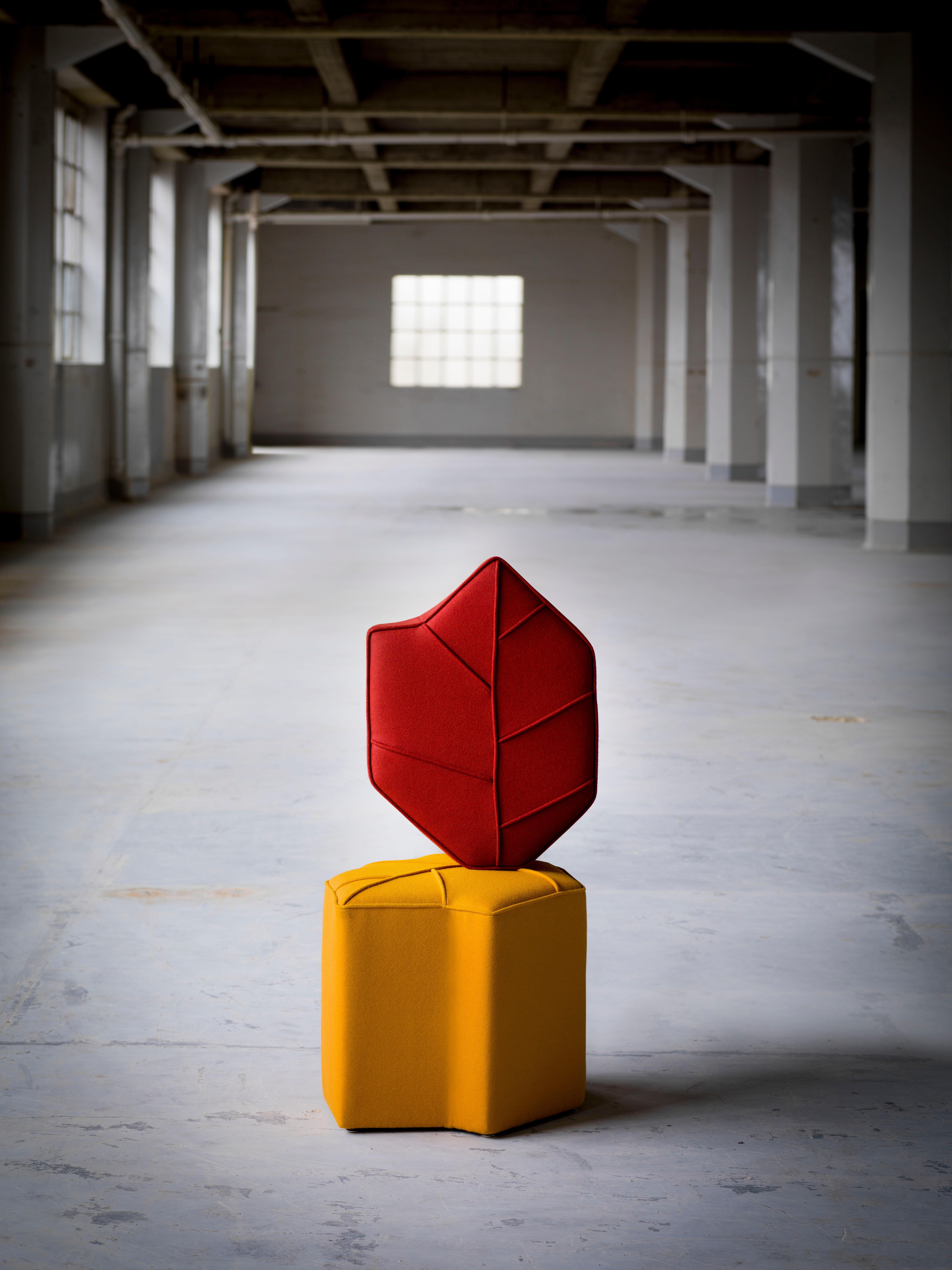 Fatto a mano Pouf moderno Leaf Seat di design by nico, rivestito in Kvadrat  Tessuto di lana in vendita